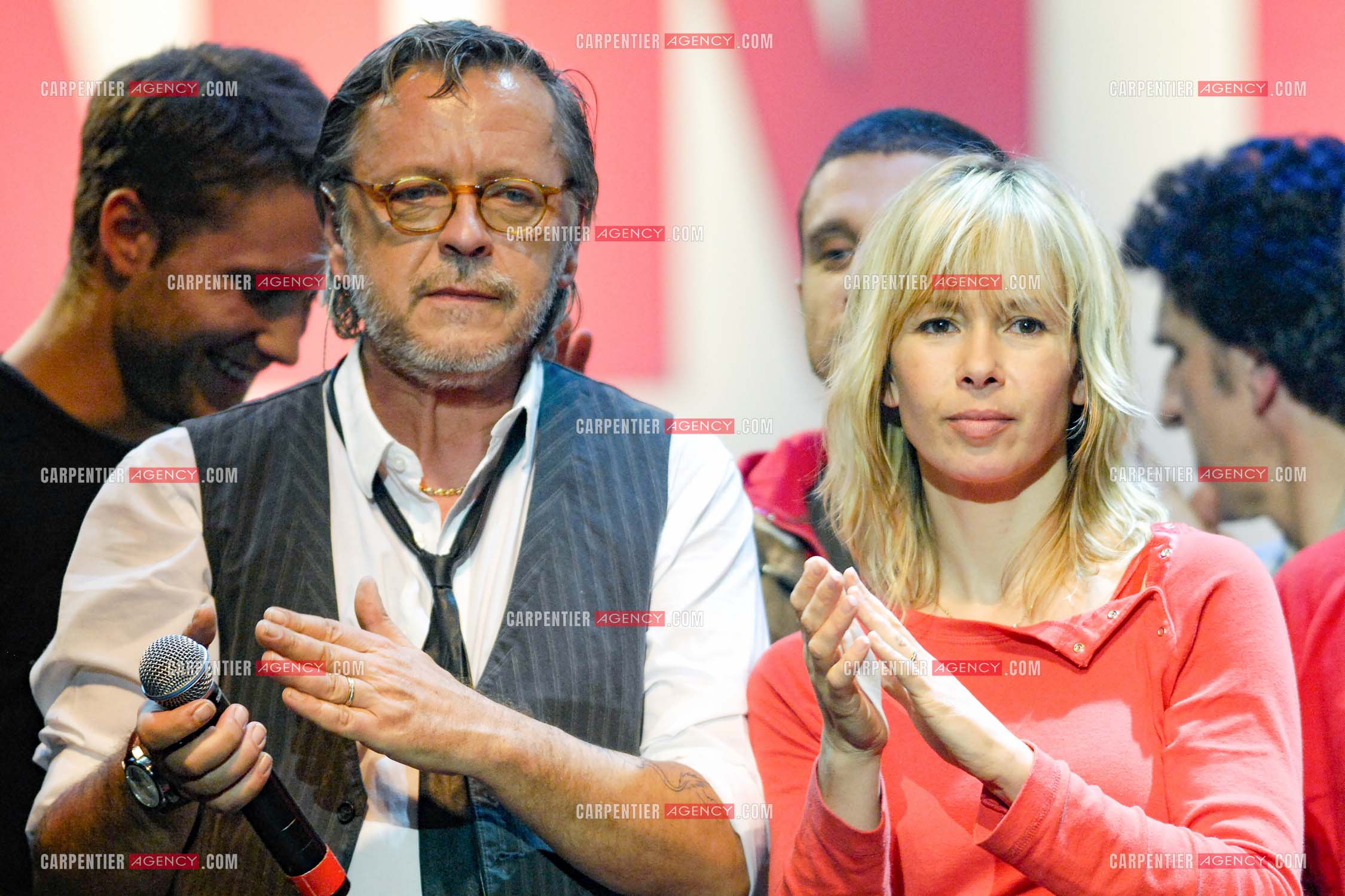 Le chanteur Renaud et sa femme Romane Serda lors d'un concert de soutien au Zénith de Paris au profit de la libération d'Ingrid Betancourt.