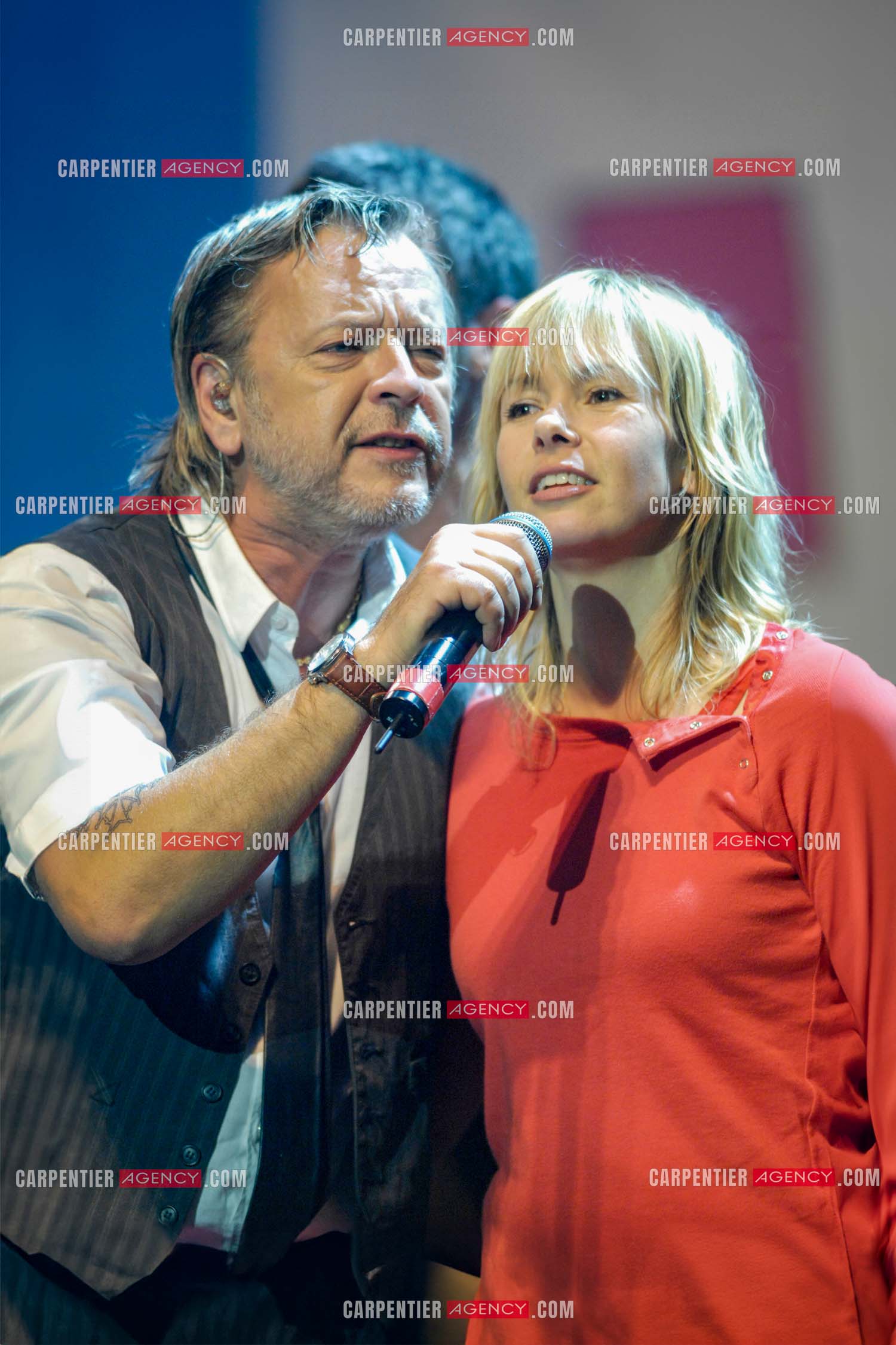 Le chanteur Renaud et sa femme Romane Serda lors d'un concert de soutien au Zénith de Paris au profit de la libération d'Ingrid Betancourt.