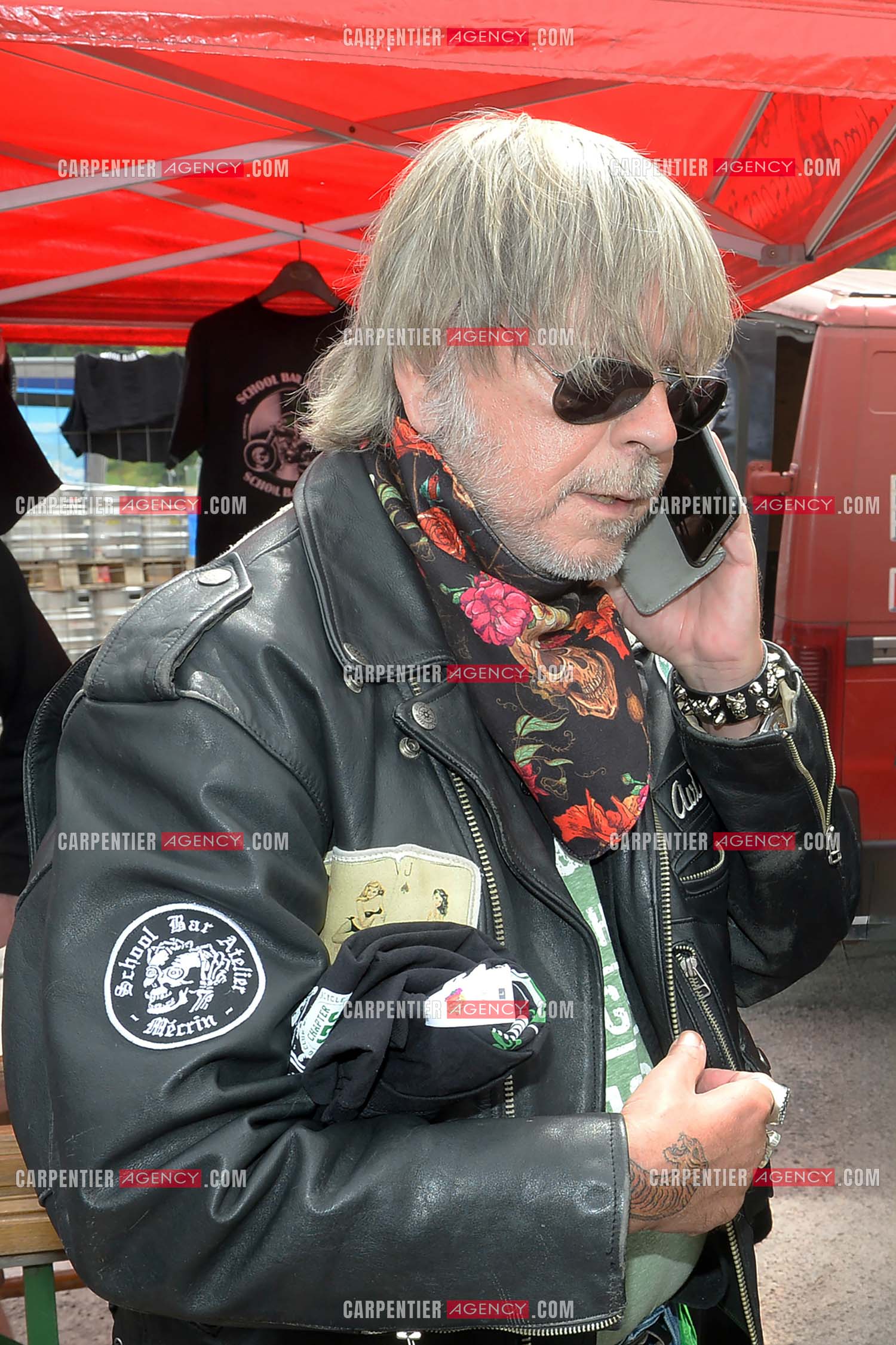 Le chanteur Renaud ( parrain de cette seconde édition ) assiste au "Motordays" à Gérardmer en 2016. Renaud visite les stands à la recherche de tee-shirts ou autres souvenirs.  ( Exclusif )