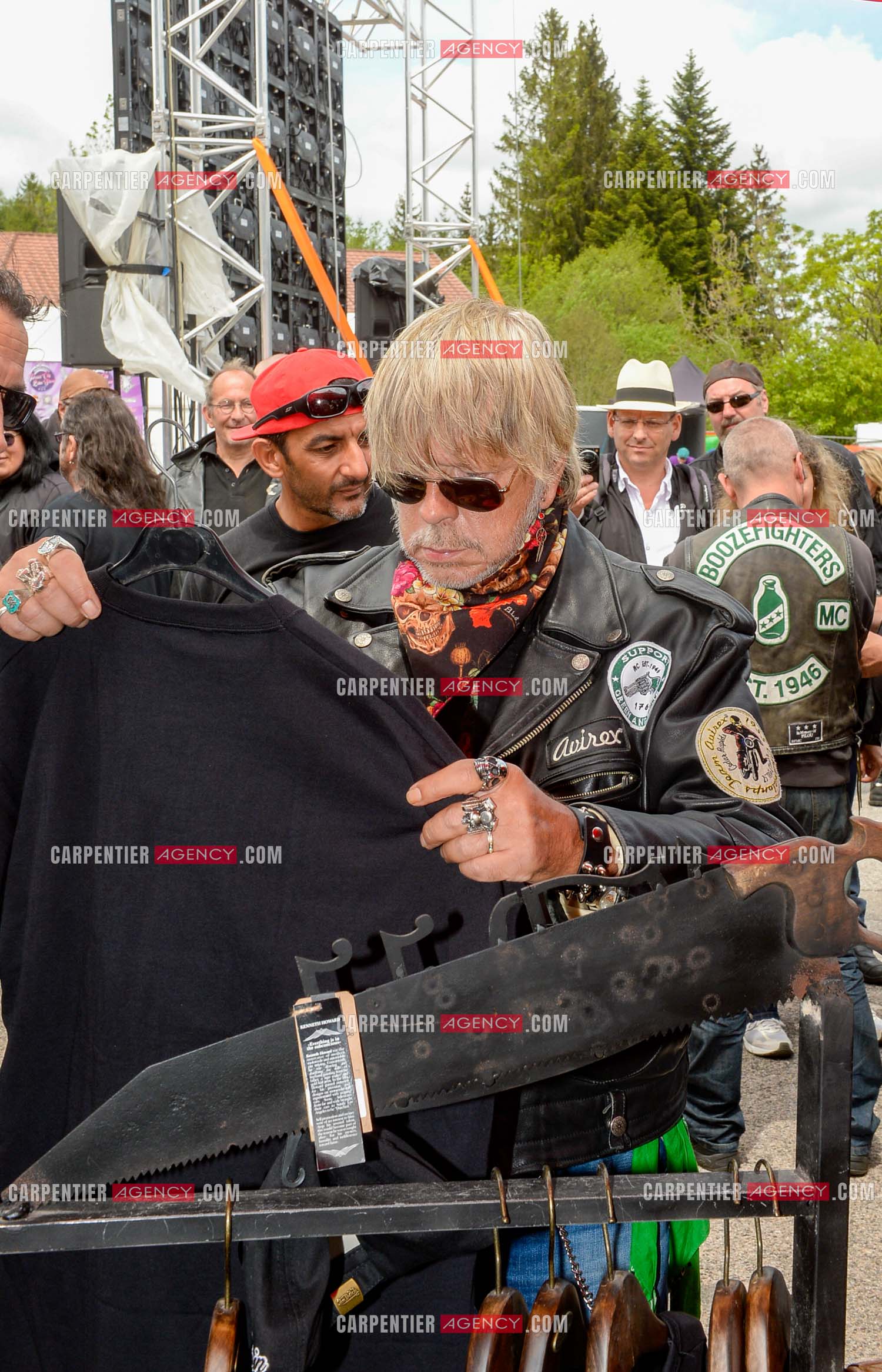 Le chanteur Renaud ( parrain de cette seconde édition ) assiste au "Motordays" à Gérardmer en 2016. Renaud visite les stands à la recherche de tee-shirts ou autres souvenirs.  ( Exclusif )