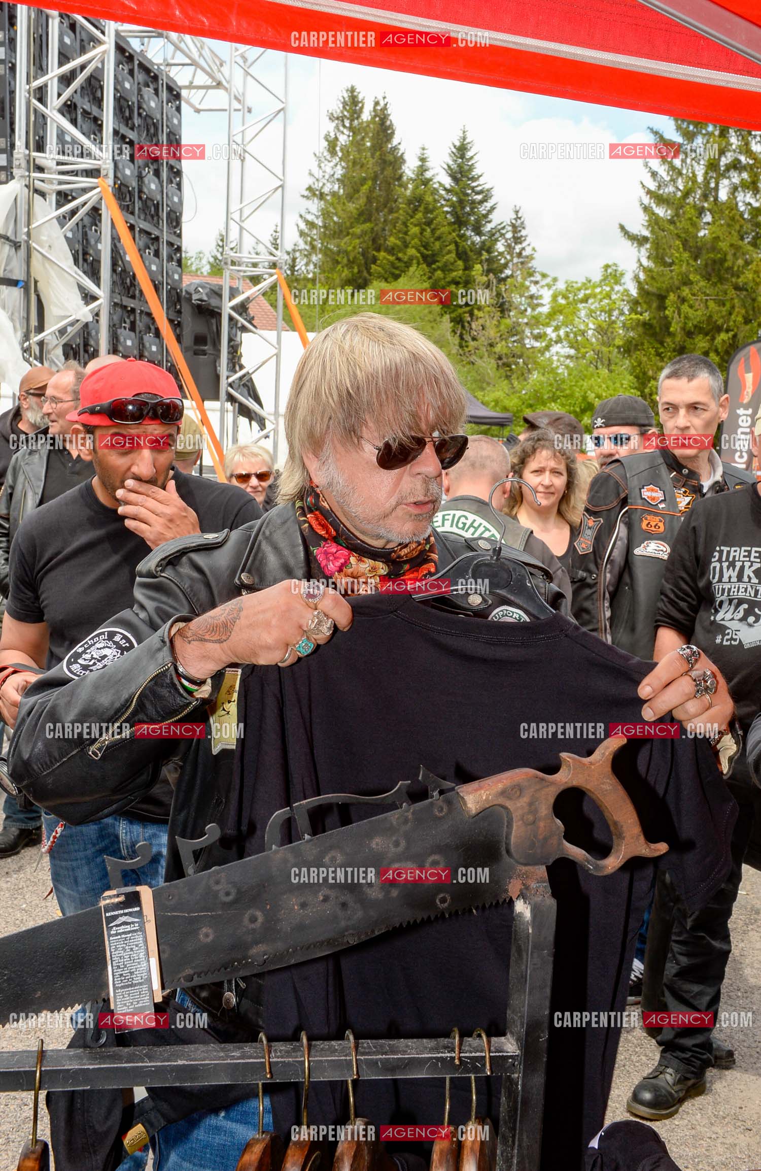 Le chanteur Renaud ( parrain de cette seconde édition ) assiste au "Motordays" à Gérardmer en 2016. Renaud visite les stands à la recherche de tee-shirts ou autres souvenirs.  ( Exclusif )