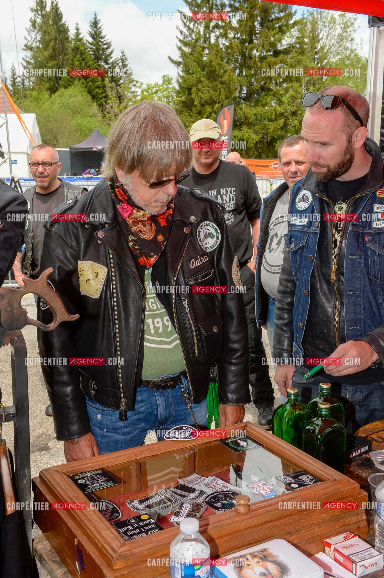 Le chanteur Renaud ( parrain de cette seconde édition ) assiste au "Motordays" à Gérardmer en 2016. Renaud visite les stands à la recherche de tee-shirts ou autres souvenirs.  ( Exclusif )