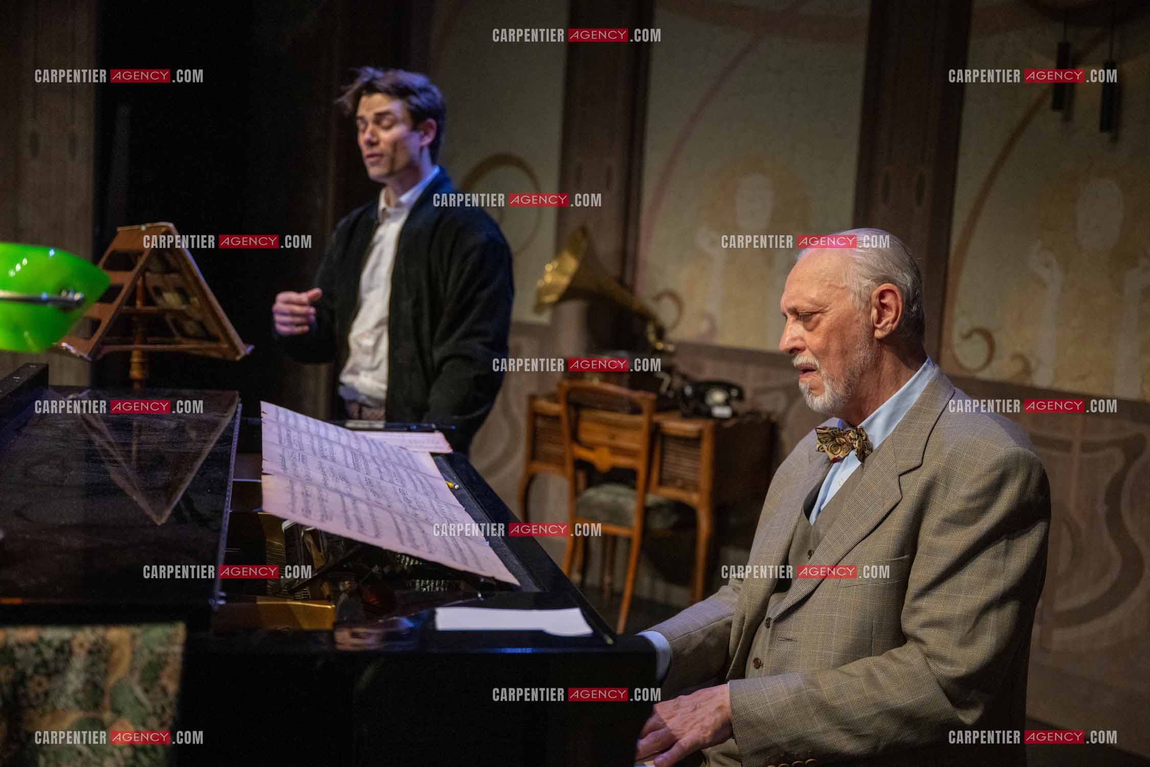 Filage de la pièce “ VIEILLES CHANSONS MALÉFIQUES “ au théâtre Le Chien Qui Fume à Avignon. Pièce interprétée par Tom Novembre et Nicolas Verdier. ( Exclusif )