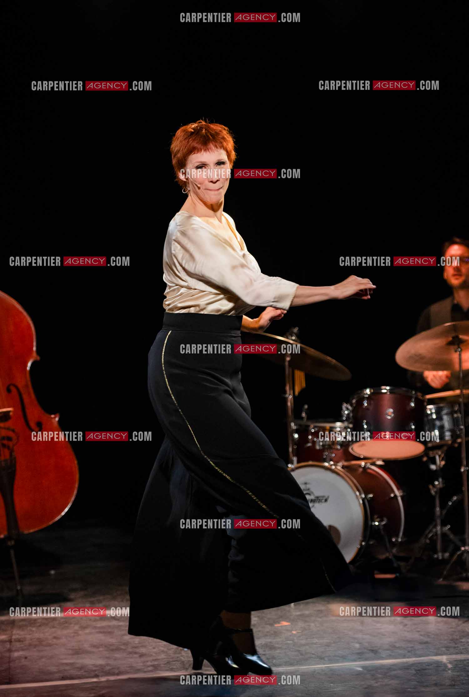 Spectacle musical racontant la vie de Monsieur Cole Porter. La chanteuse Isabelle Georges dans le rôle d'une Linda accompagnée d'un trio jazzy ( piano, contrebasse et batterie ).  ( Exclusif )