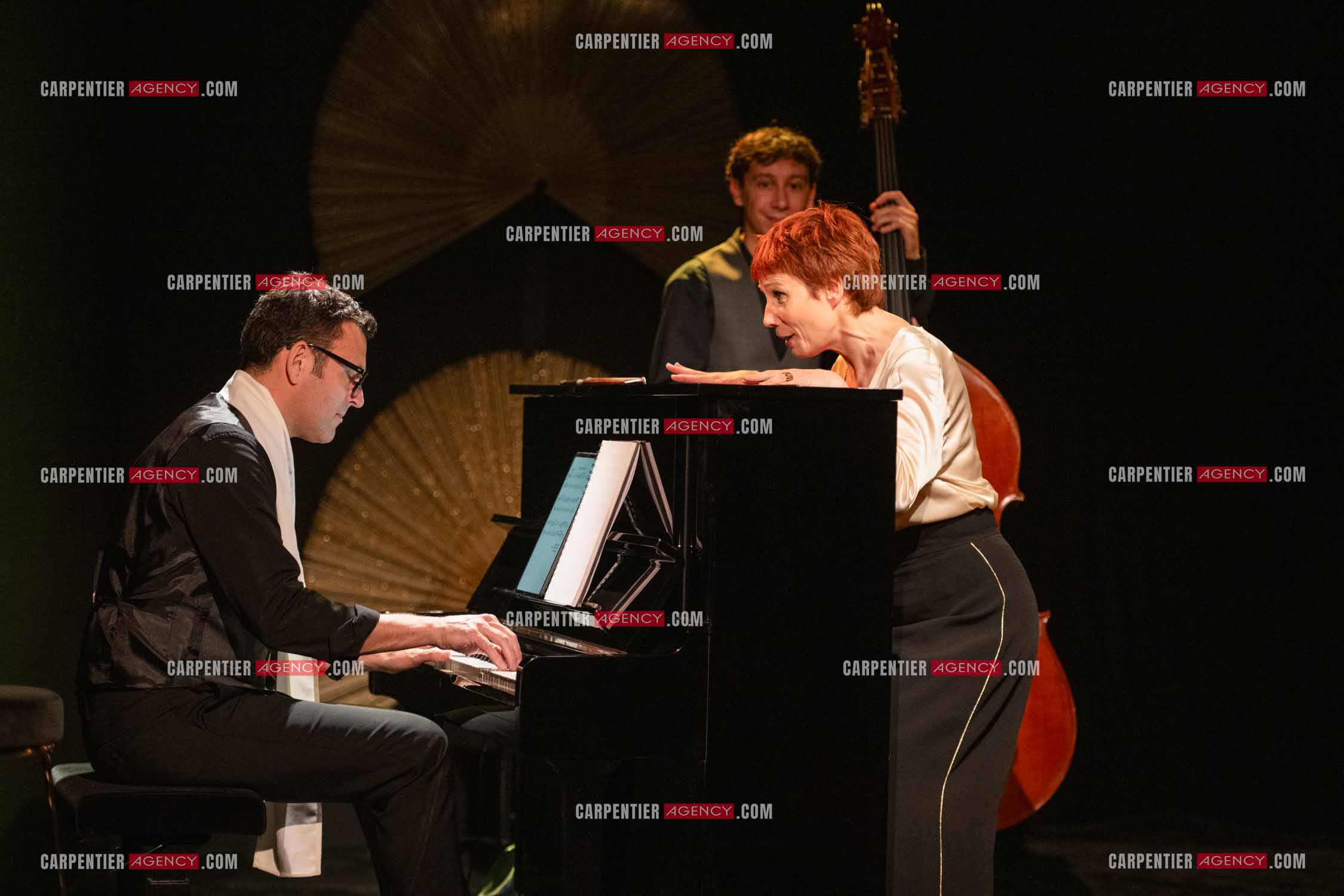 Spectacle musical racontant la vie de Monsieur Cole Porter. La chanteuse Isabelle Georges dans le rôle d'une Linda accompagnée d'un trio jazzy ( piano, contrebasse et batterie ).  ( Exclusif )
