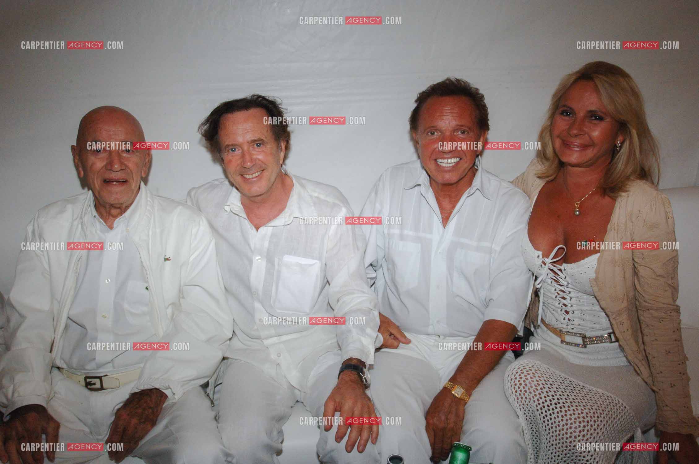 L'acteur André Pousse et le chanteur Franck Alamo avec sa femme Claudy lors de la soirée Blanche en 2005 à St Tropez.    ( Exclusif )