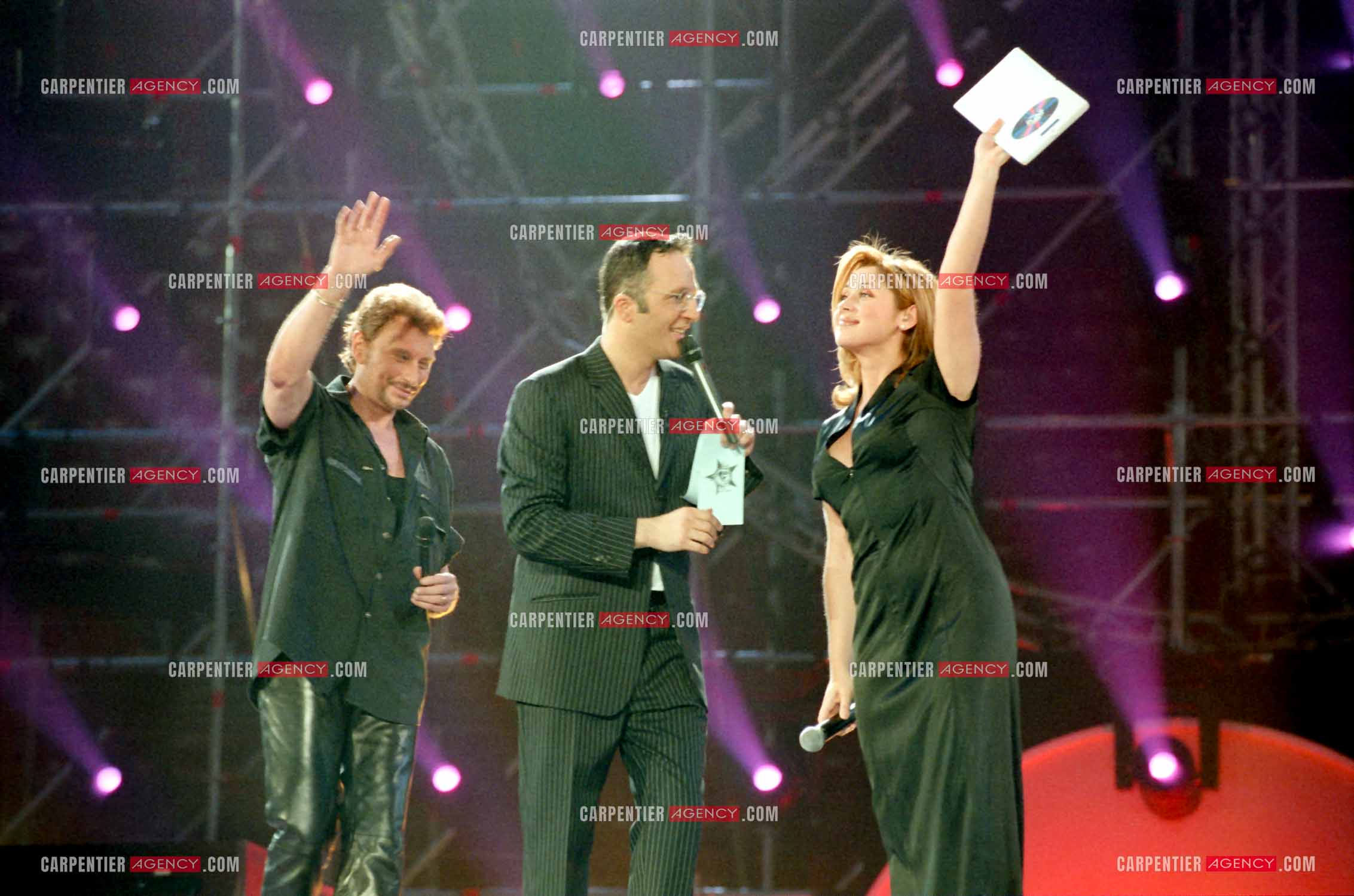 Enregistrement de l'émission "La Fureur de Bercy" présentée par l'animateur Arthur pour TF1 le 20 juin 1998. Arthur entouré de Johnny Hallyday et Lara Fabian.