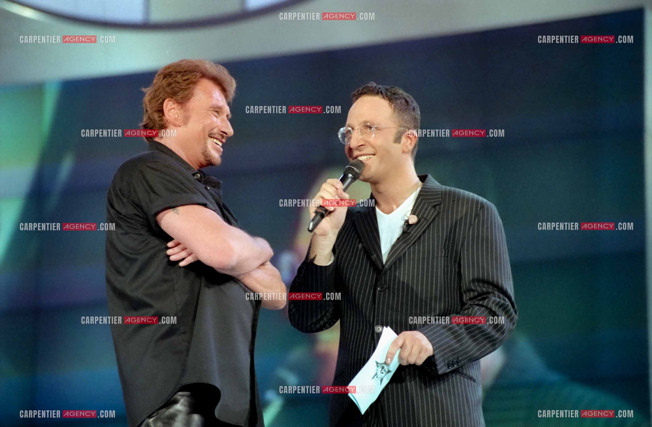 Enregistrement de l'émission "La Fureur de Bercy" présentée par l'animateur Arthur pour TF1 le 20 juin 1998. Le chanteur Johnny Hallyday.