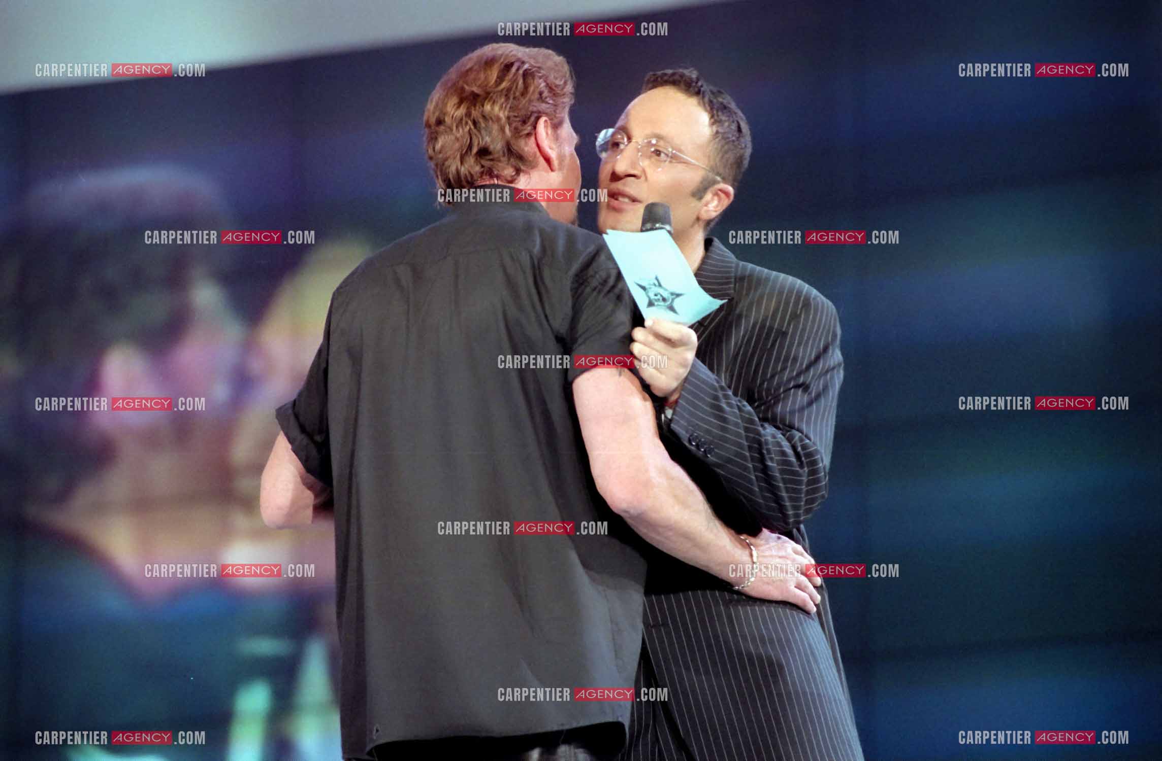 Enregistrement de l'émission "La Fureur de Bercy" présentée par l'animateur Arthur pour TF1 le 20 juin 1998. Le chanteur Johnny Hallyday.