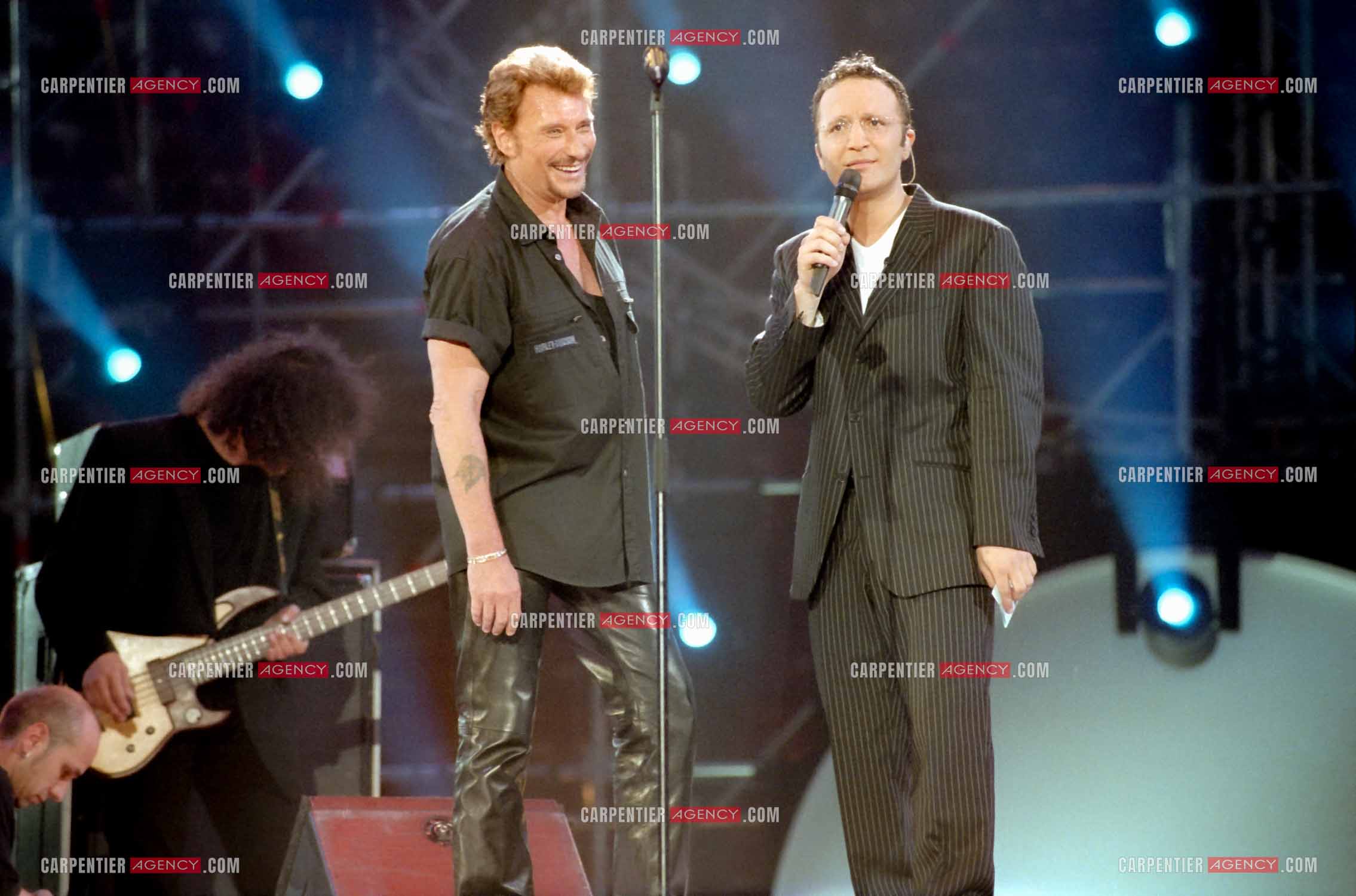 Enregistrement de l'émission "La Fureur de Bercy" présentée par l'animateur Arthur pour TF1 le 20 juin 1998. Le chanteur Johnny Hallyday.