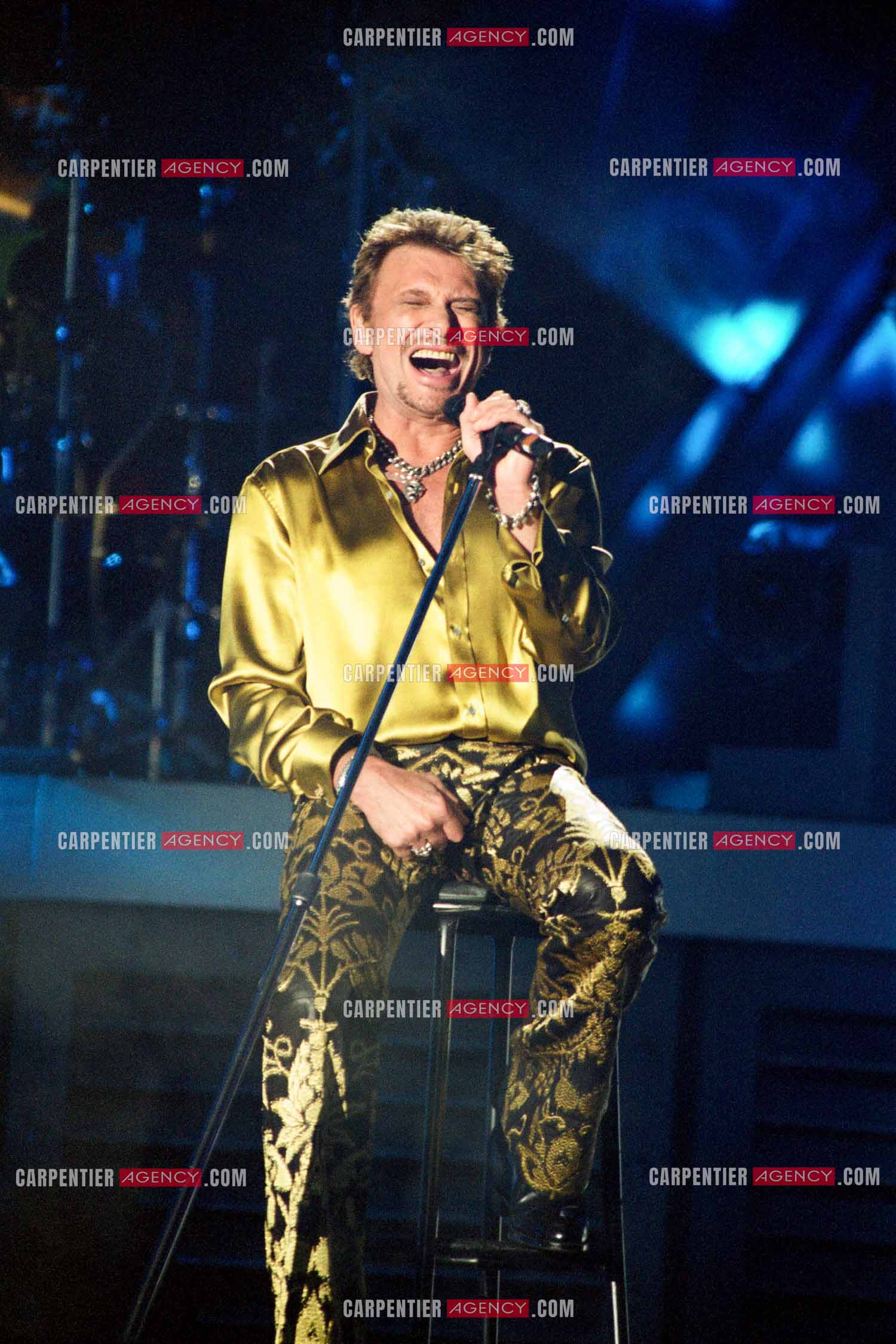 Le chanteur Johnny Hallyday en concert aux pieds de la Tour Eiffel pour la fête Nationnale du 14 juillet organisé par la ville de Paris en 2000.   ( Exclusif )