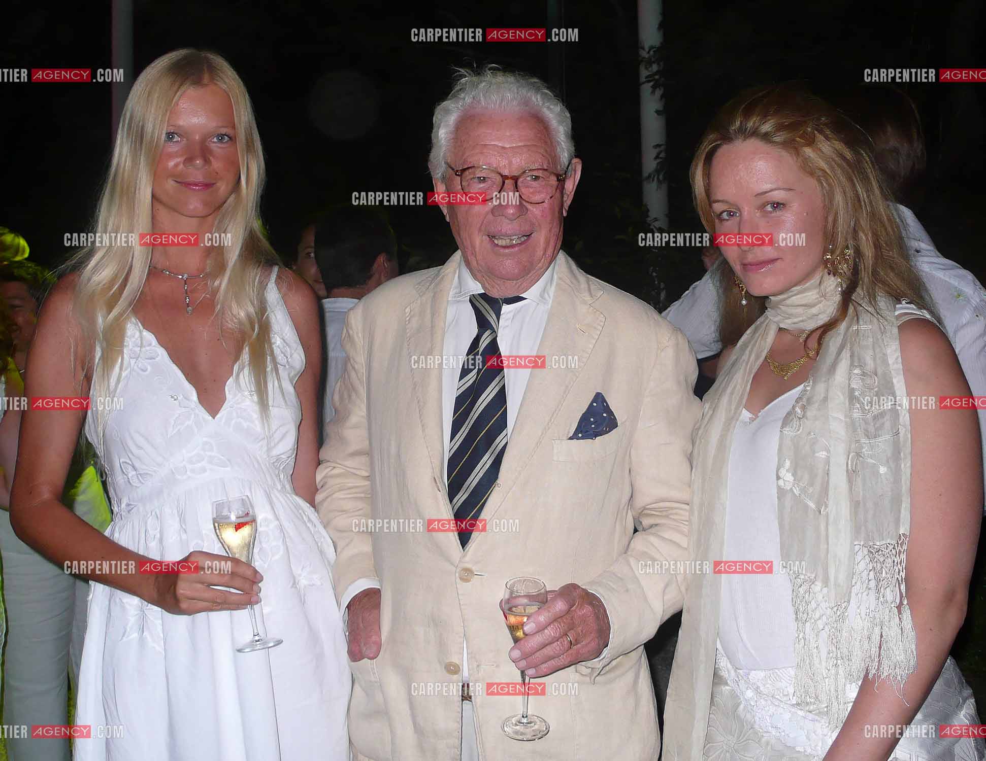 Le photographe David Hamilton en compagnie de deux amies lors de la soiree Blanche en 2007 a St Tropez.