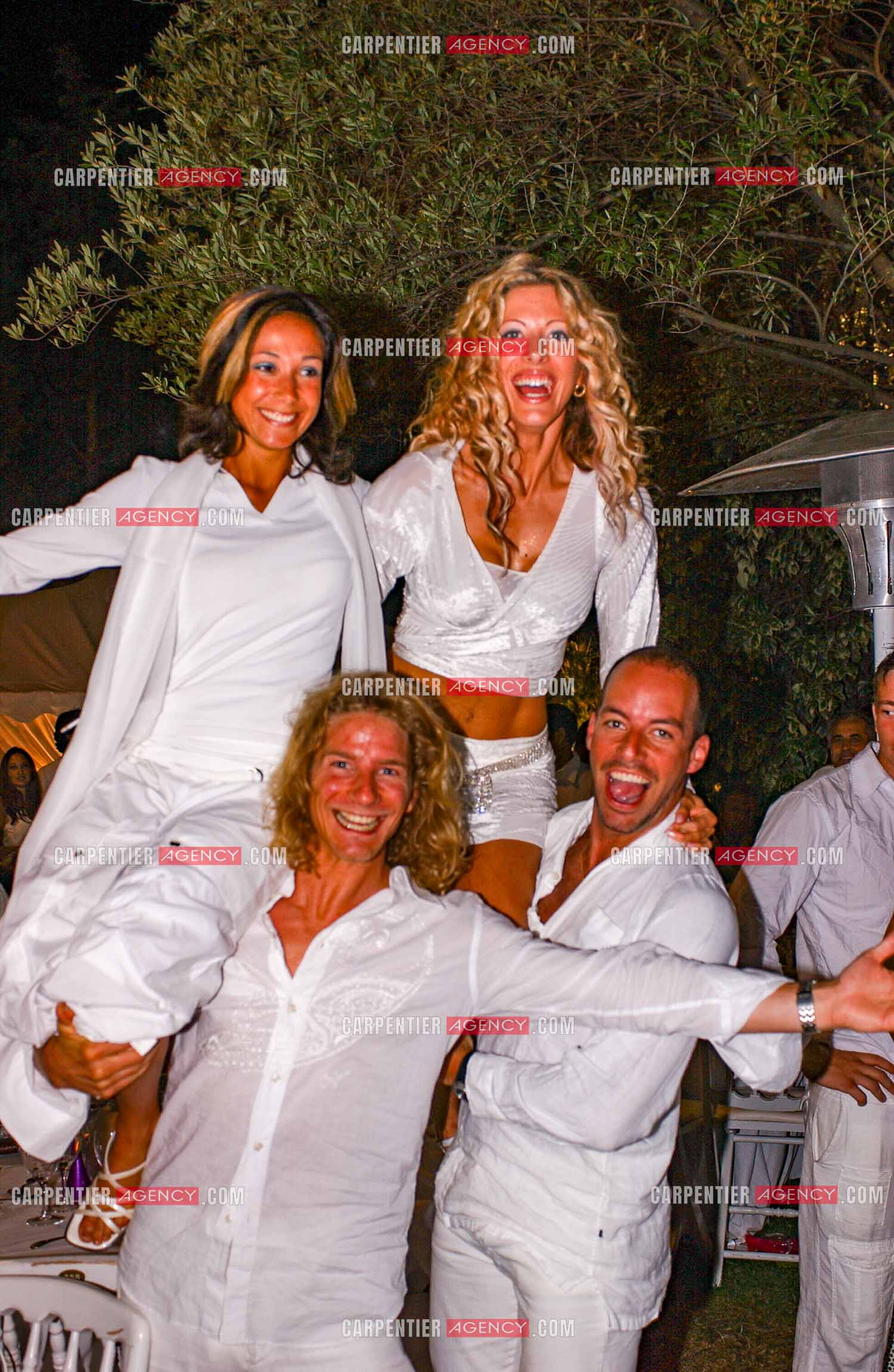 Les champions du patinage artistique Gwendal Peizerat, Sarah Abitbol, Stéphane Bernadis avec Loana lors de la soirée blanche en 2003.           ( Exclusif )