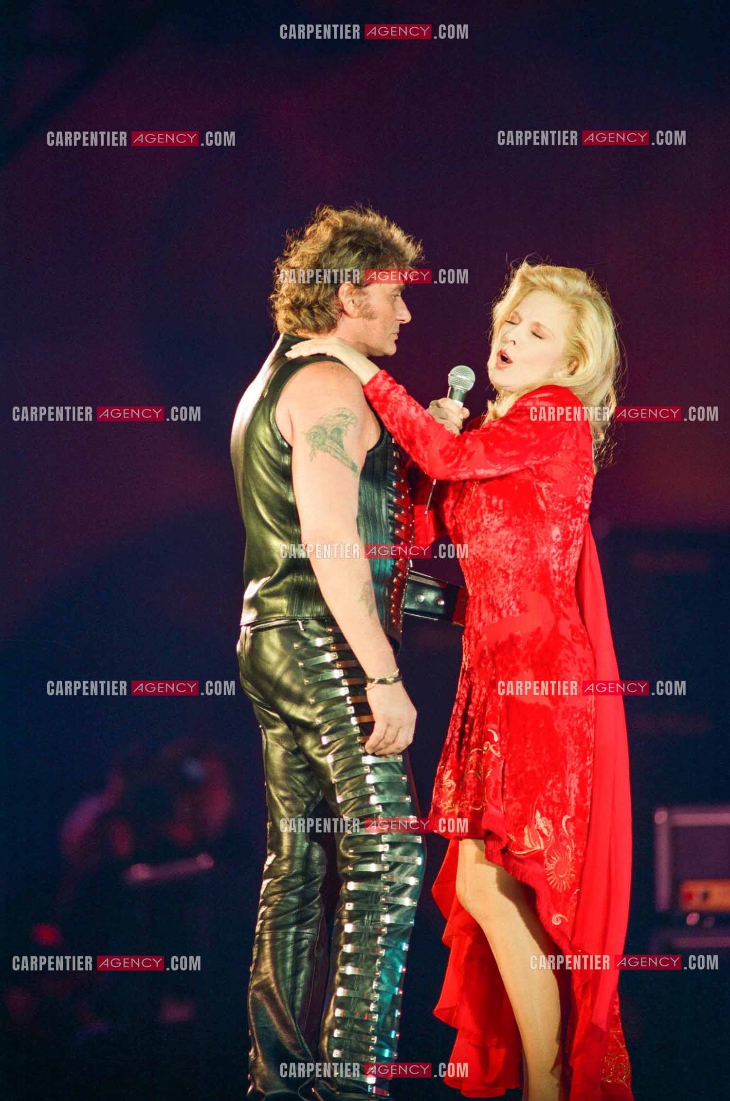 Johnny Hallyday en concert au PARC DES PRINCES pour ses 50 ans en 1993. Ici, Johnny  interprete un duo avec son ex-femme Sylvie Vartan " Nos Tendres Années ".