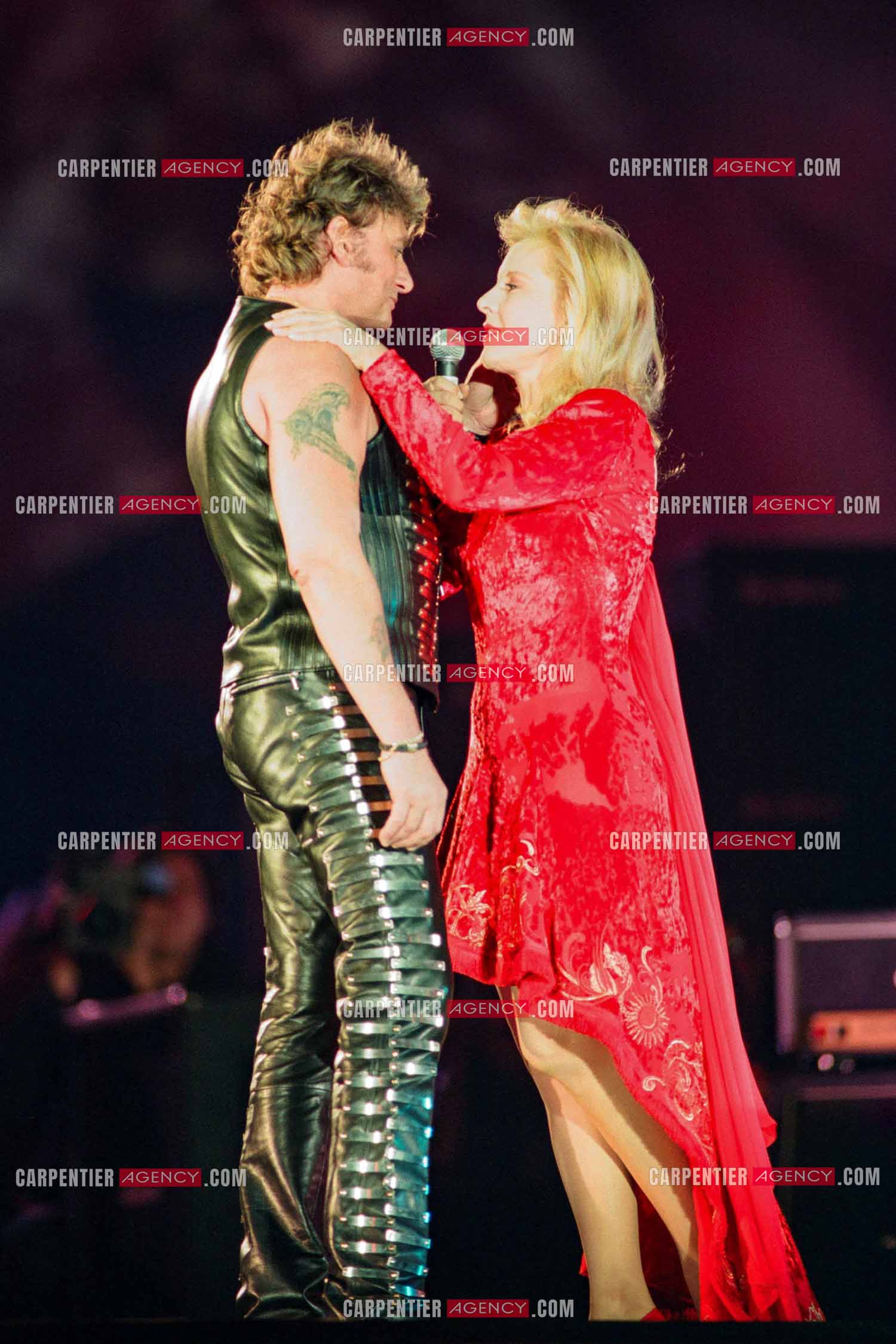 Johnny Hallyday en concert au PARC DES PRINCES pour ses 50 ans en 1993. Ici, Johnny  interprete un duo avec son ex-femme Sylvie Vartan " Nos Tendres Années ".