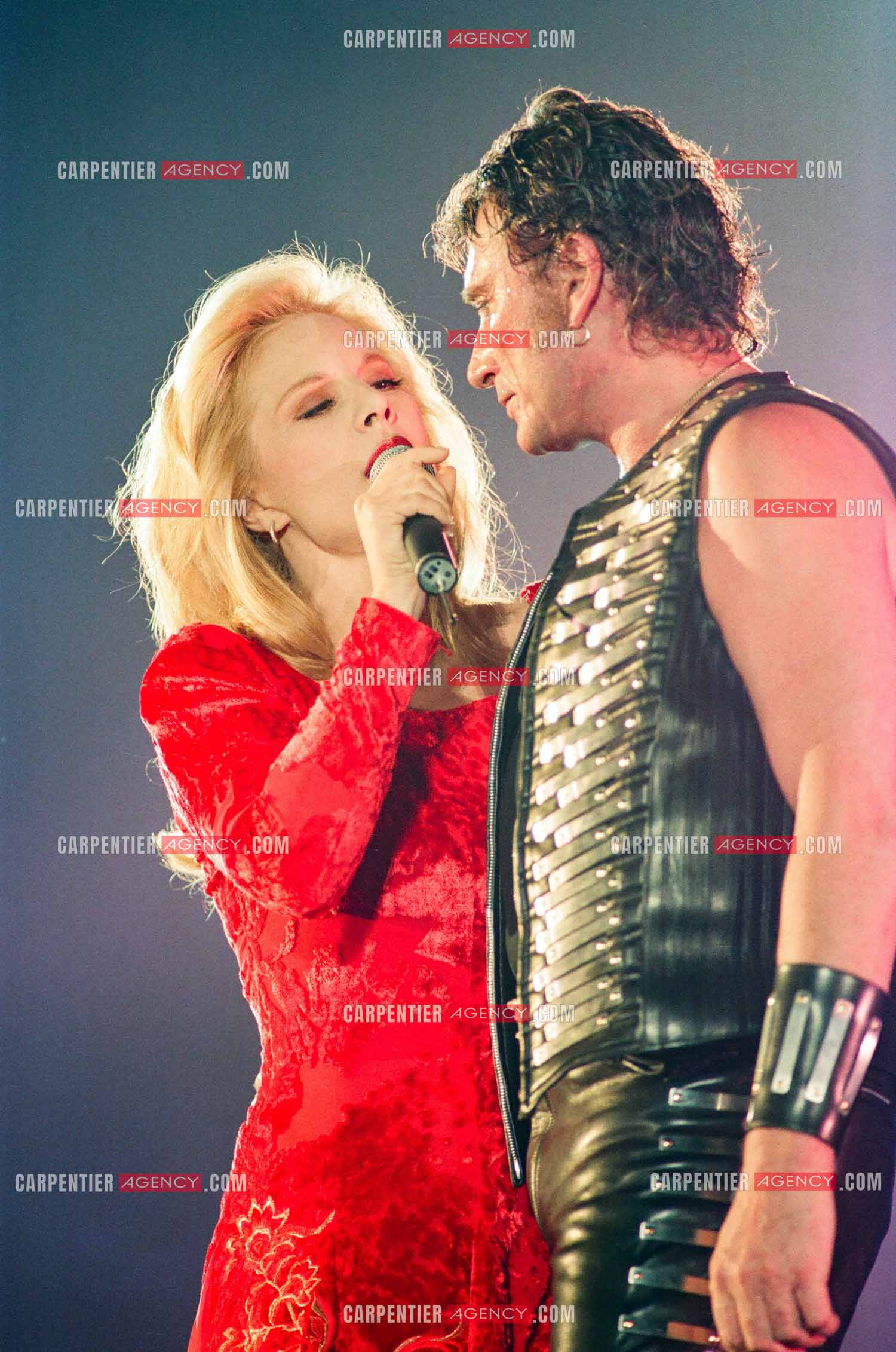 Johnny Hallyday en concert au PARC DES PRINCES pour ses 50 ans en 1993. Ici, Johnny  interprete un duo avec son ex-femme Sylvie Vartan " Nos Tendres Années ".