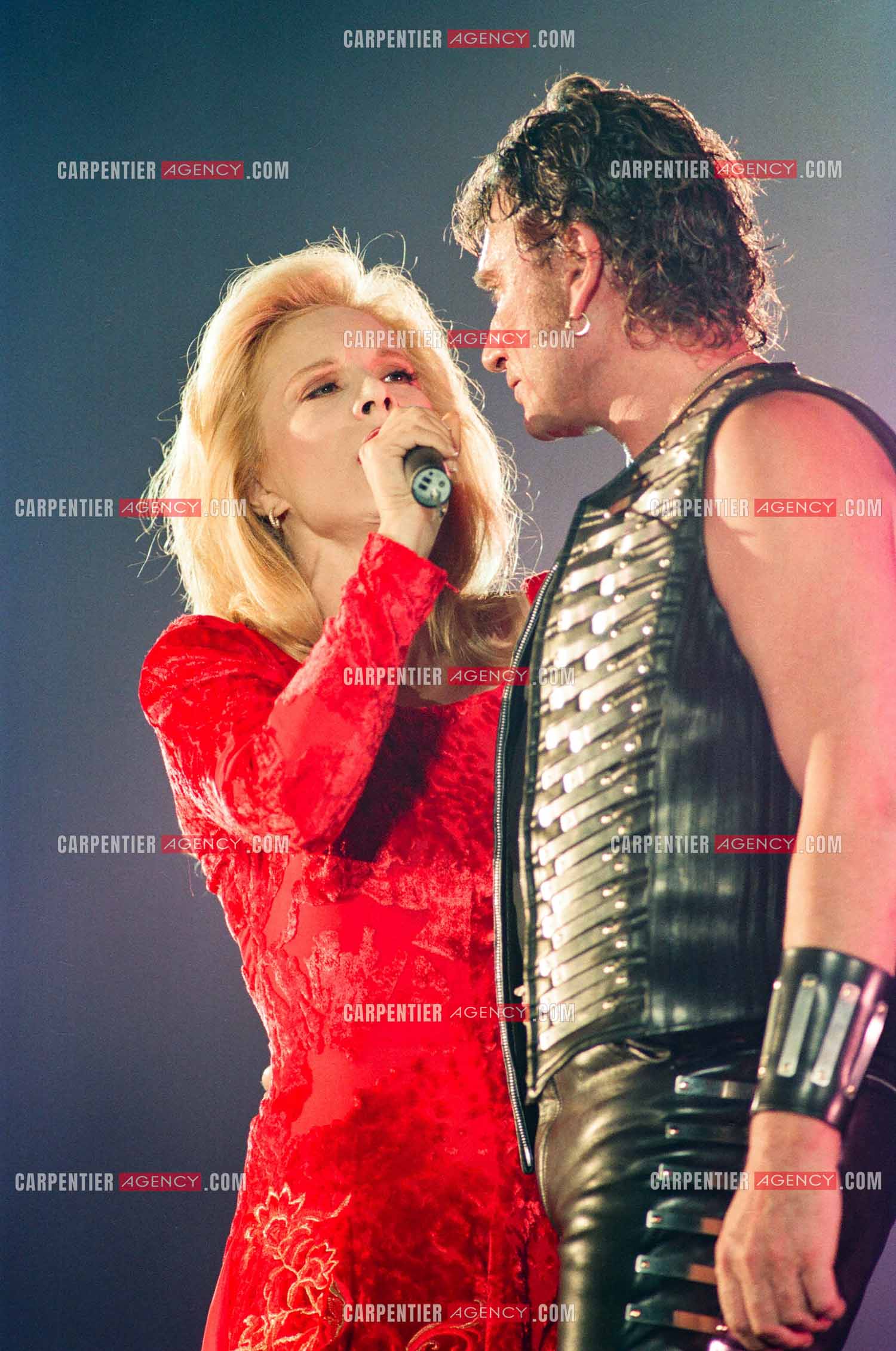 Johnny Hallyday en concert au PARC DES PRINCES pour ses 50 ans en 1993. Ici, Johnny  interprete un duo avec son ex-femme Sylvie Vartan " Nos Tendres Années ".