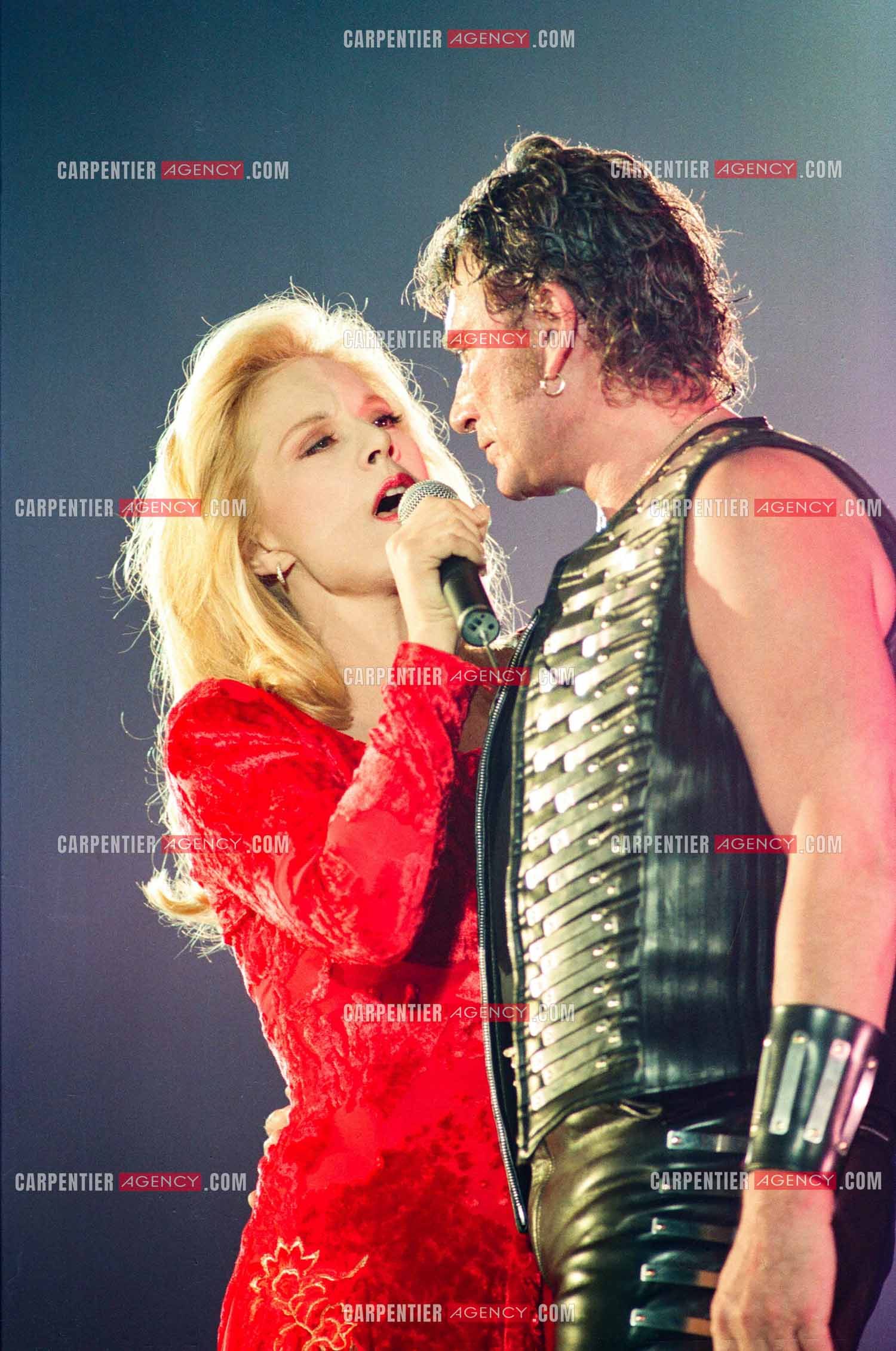Johnny Hallyday en concert au PARC DES PRINCES pour ses 50 ans en 1993. Ici, Johnny  interprete un duo avec son ex-femme Sylvie Vartan " Nos Tendres Années ".