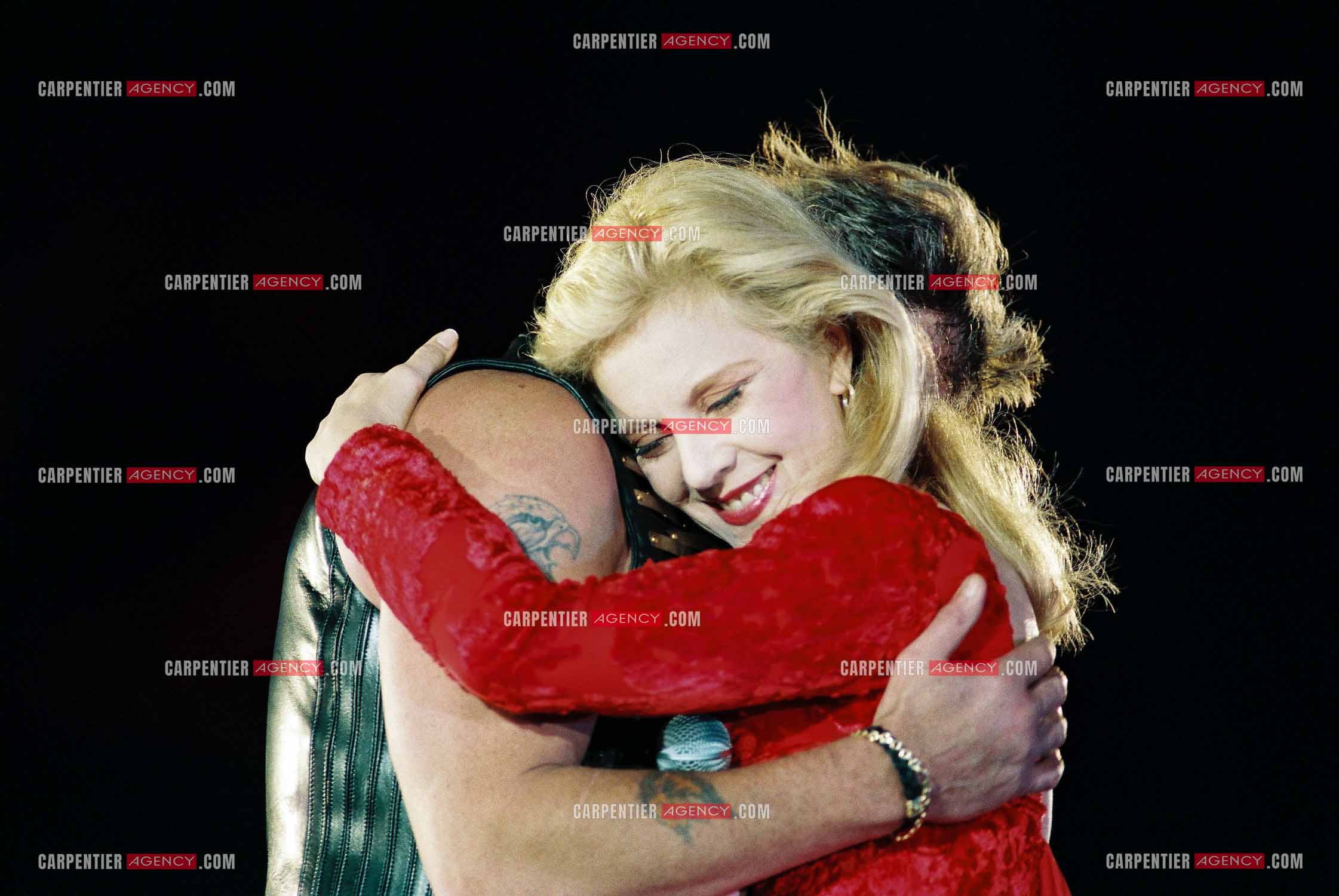 Johnny Hallyday en concert au PARC DES PRINCES pour ses 50 ans en 1993. Ici, Johnny  interprete un duo avec son ex-femme Sylvie Vartan " Nos Tendres Années ".
