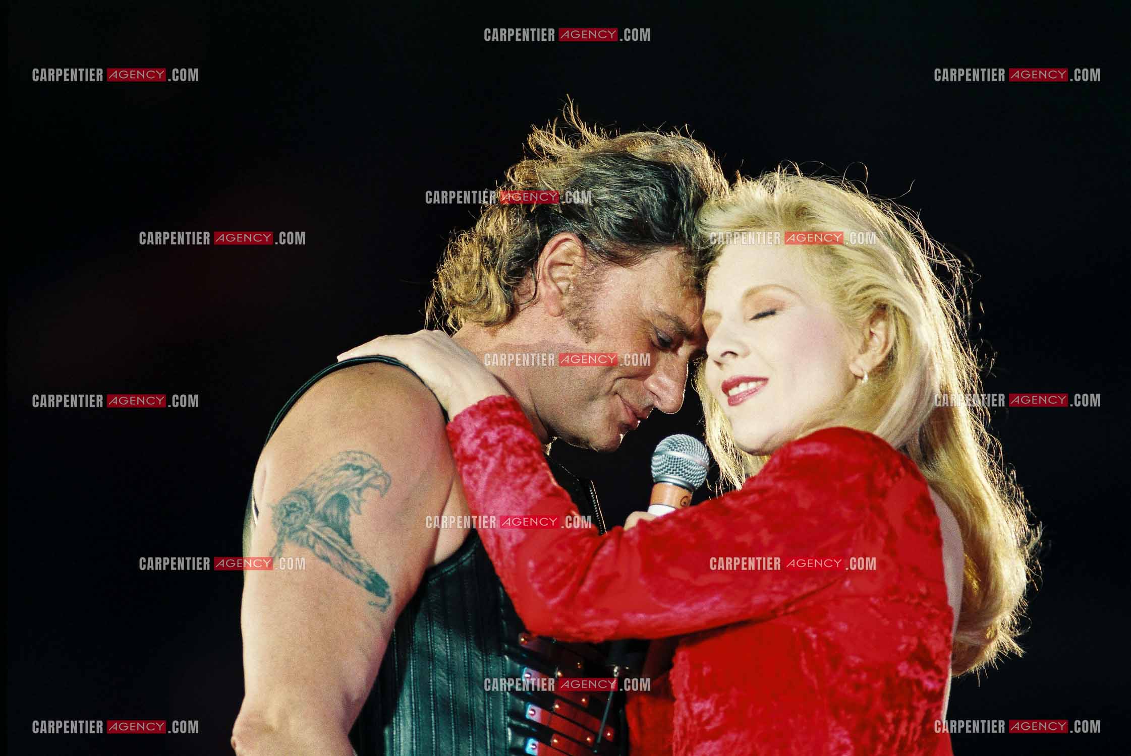 Johnny Hallyday en concert au PARC DES PRINCES pour ses 50 ans en 1993. Ici, Johnny  interprete un duo avec son ex-femme Sylvie Vartan " Nos Tendres Années ".