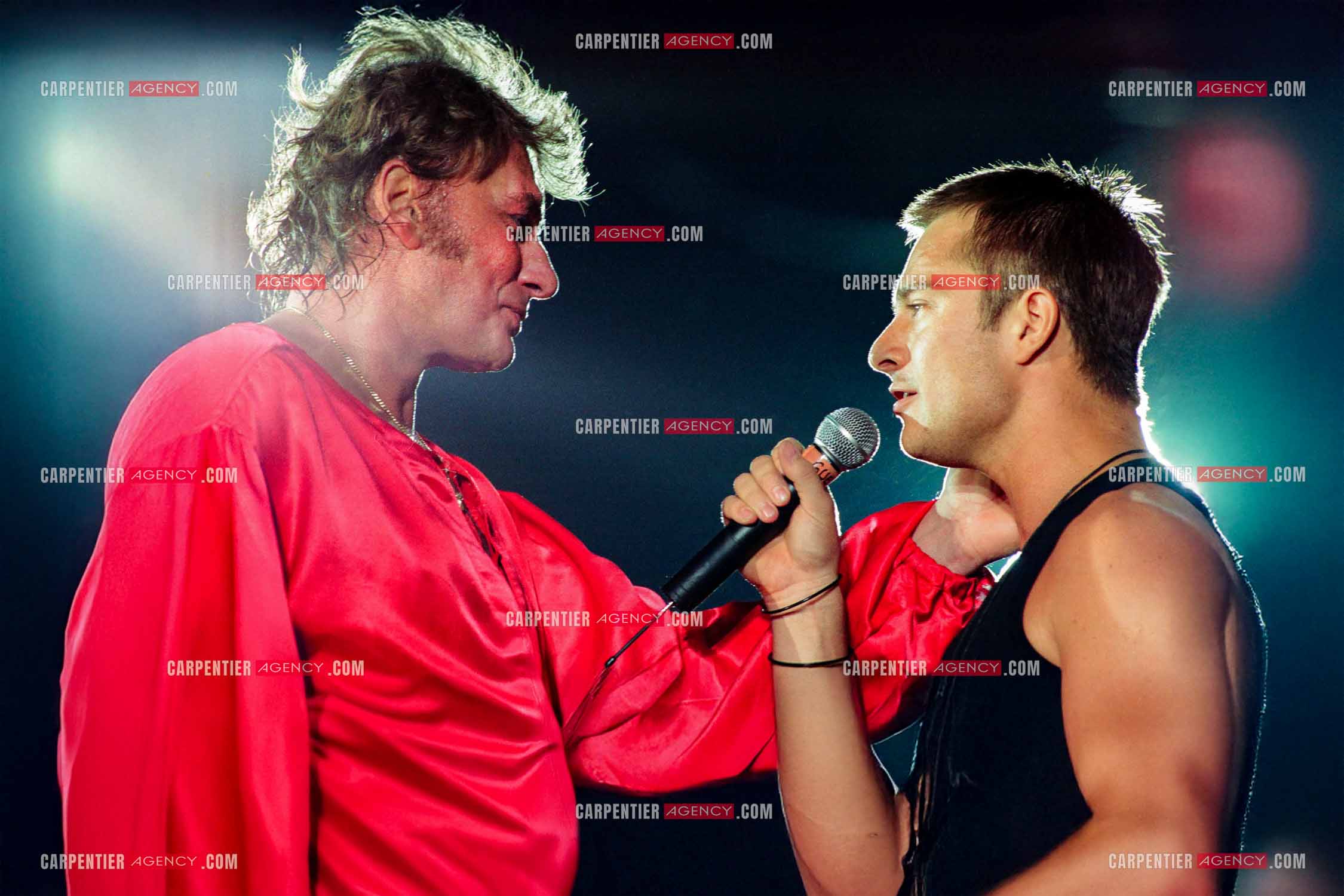 Le chanteur Johnny Hallyday fête l'anniversaire de ses 50 ans avec ses fans sur trois soirs de concert au Parc des Princes à Paris en 1993. Ici, en duo avec son fils David Hallyday.