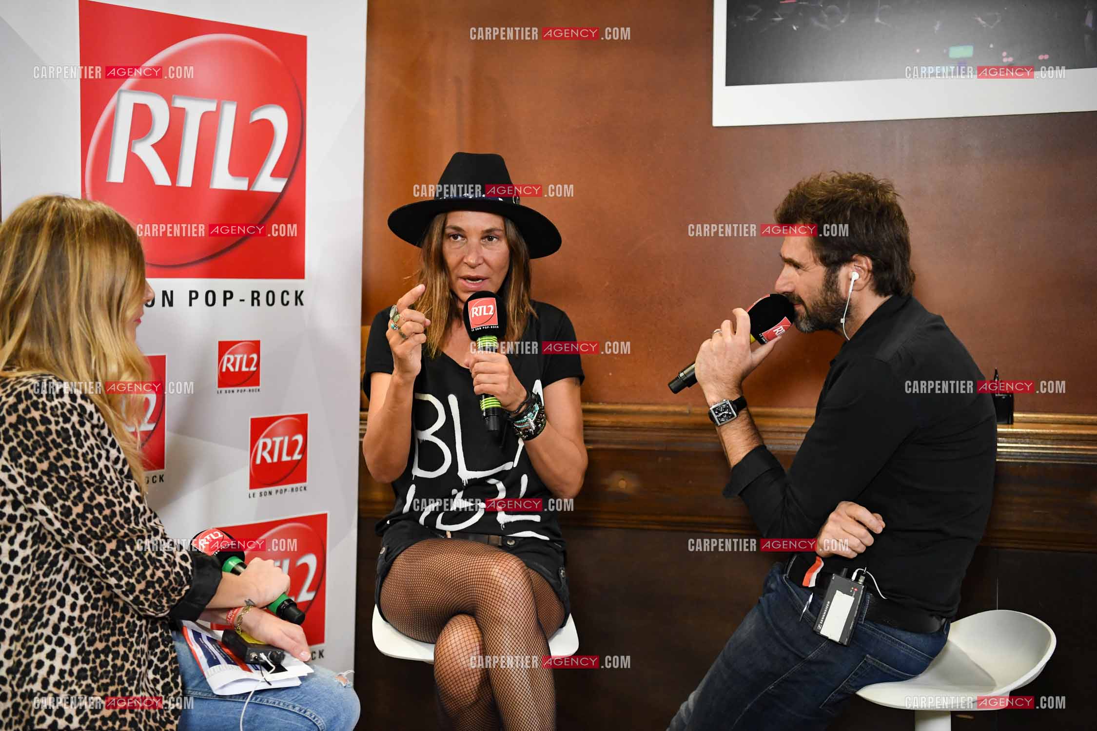 La chanteuse Zazie en interview avec l'animateur radio pour RTL  Éric Jean-Jean avant son concert au TRIANON le 05 Oct 2018.        ( Exclusif )