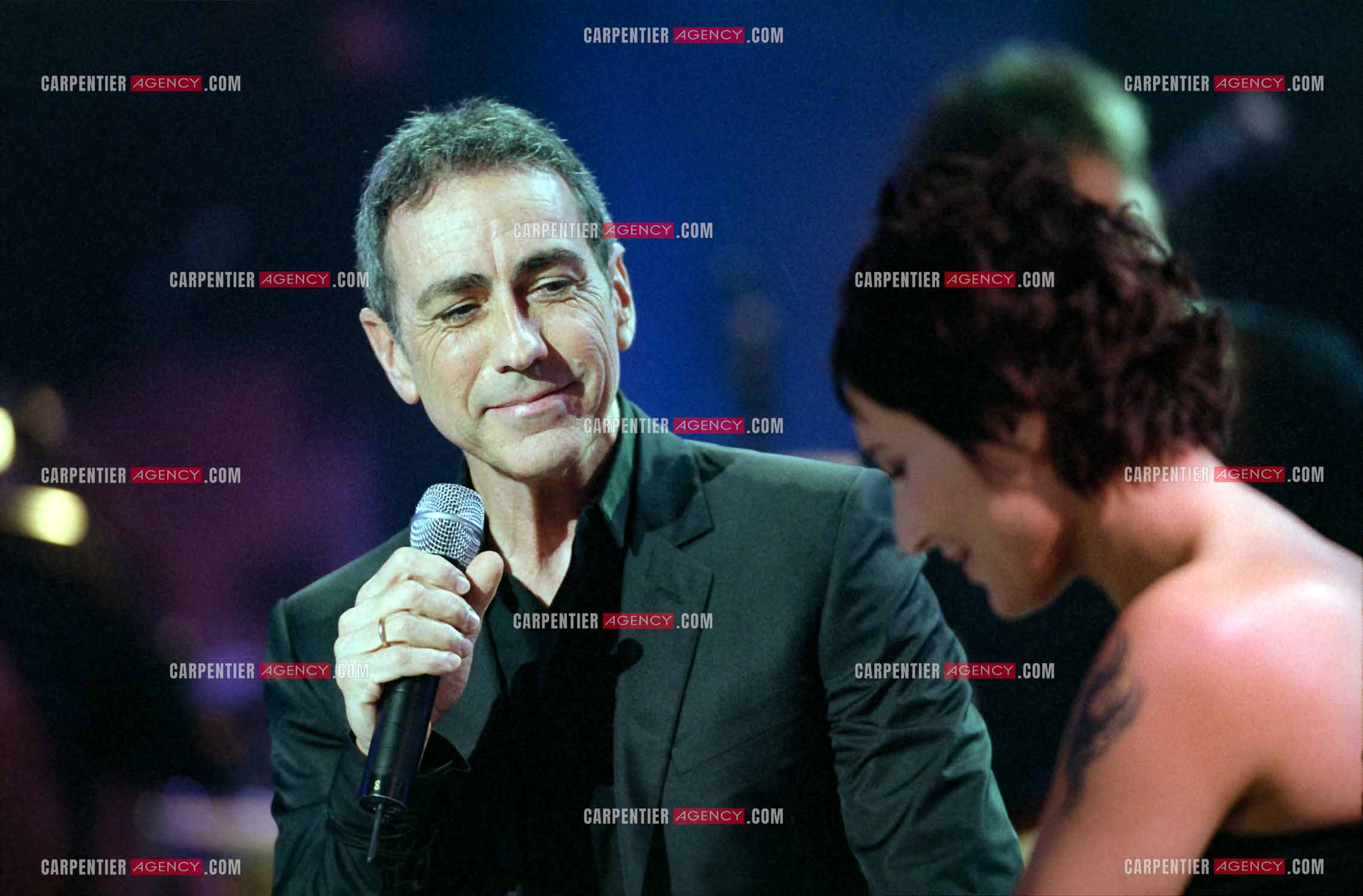 La chanteuse Isabelle Marie Anne de Truchis de Varennes dite Zazie lors d'un duo avec le chanteur Alain Chamfort dans l'émission pour l'association " ELA “ le 13 mars 2002.  ( Exclusif )