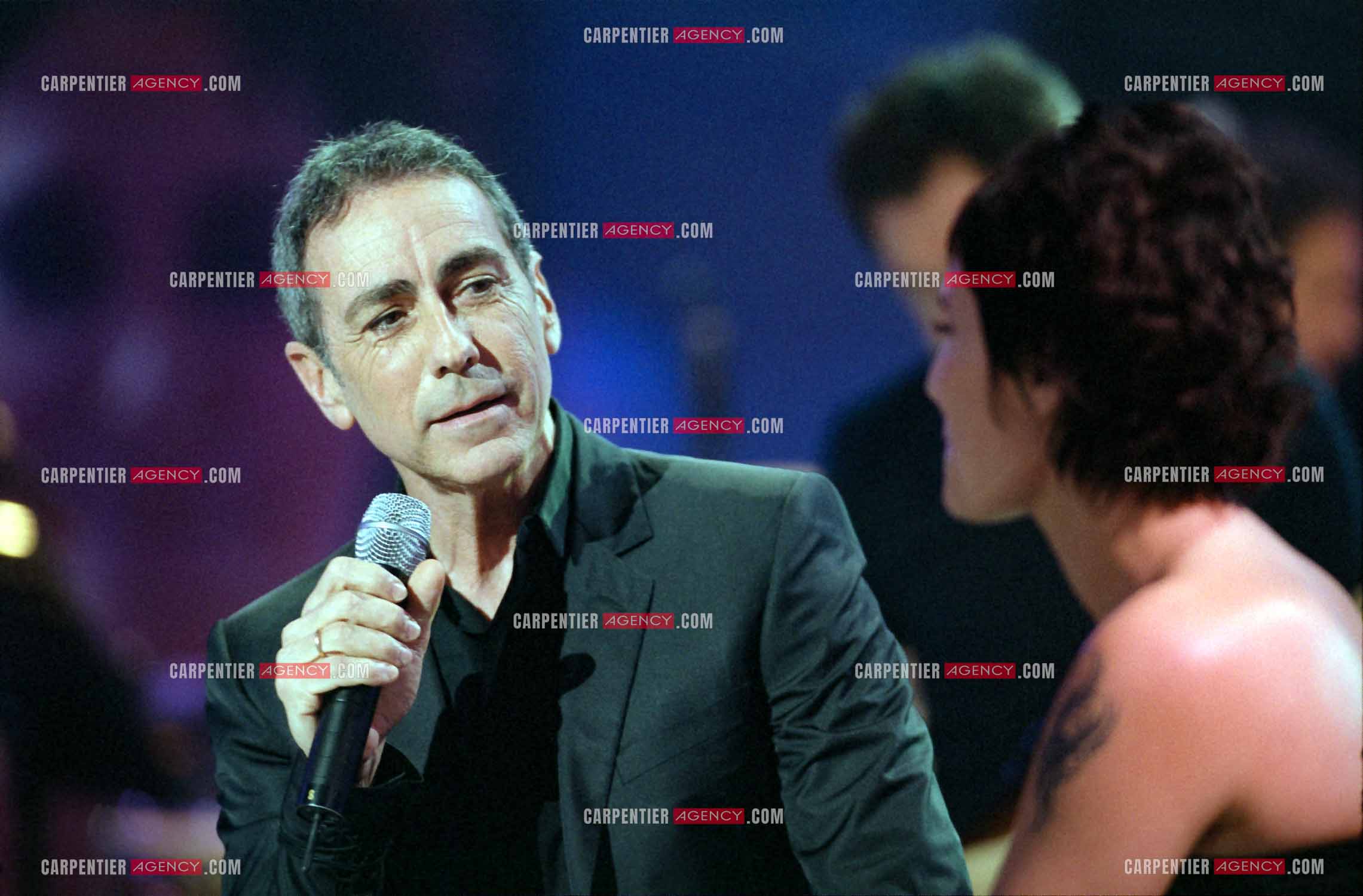 La chanteuse Isabelle Marie Anne de Truchis de Varennes dite Zazie lors d'un duo avec le chanteur Alain Chamfort dans l'émission pour l'association " ELA “ le 13 mars 2002.  ( Exclusif )