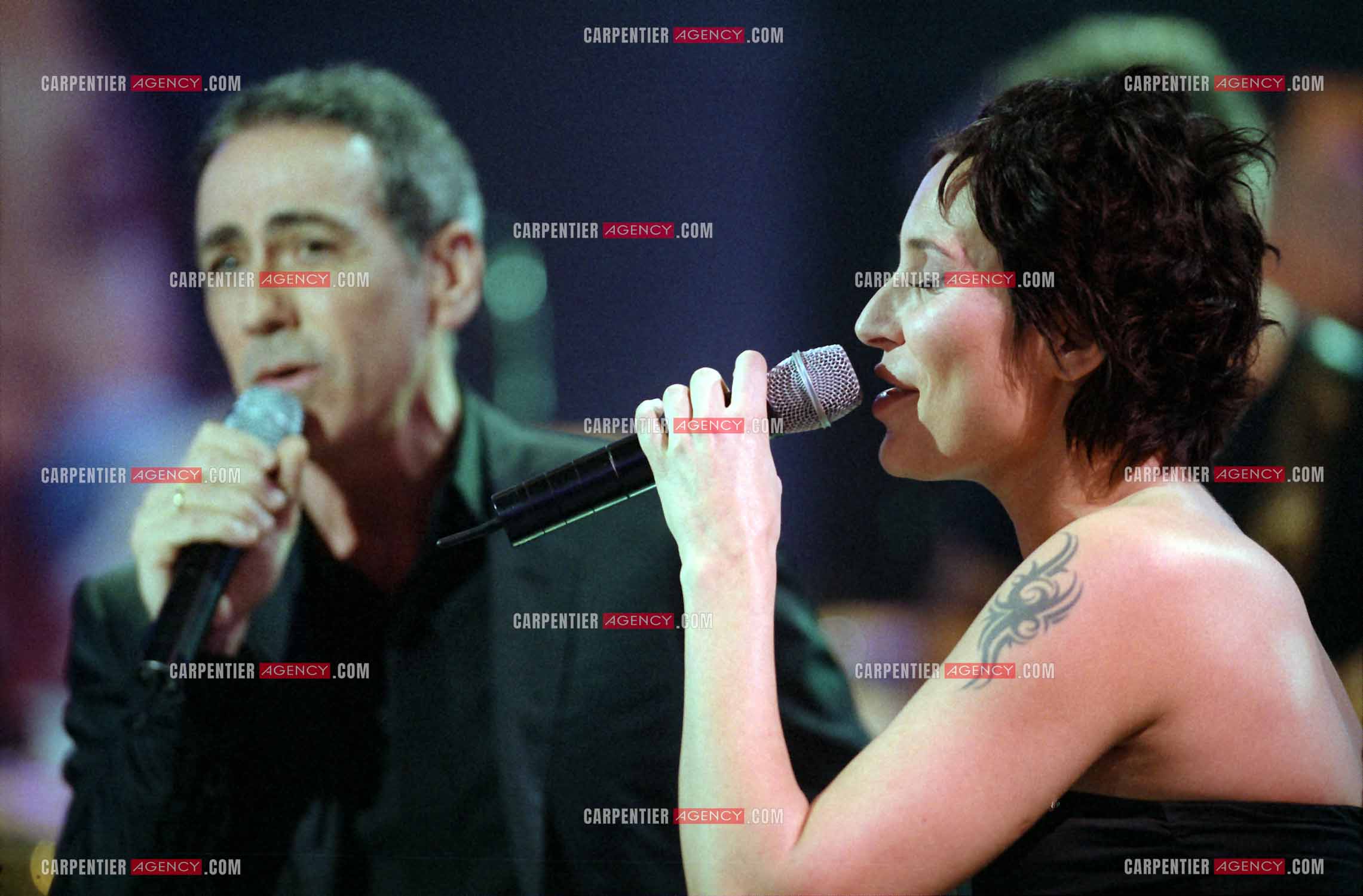 La chanteuse Isabelle Marie Anne de Truchis de Varennes dite Zazie lors d'un duo avec le chanteur Alain Chamfort dans l'émission pour l'association " ELA “ le 13 mars 2002.  ( Exclusif )