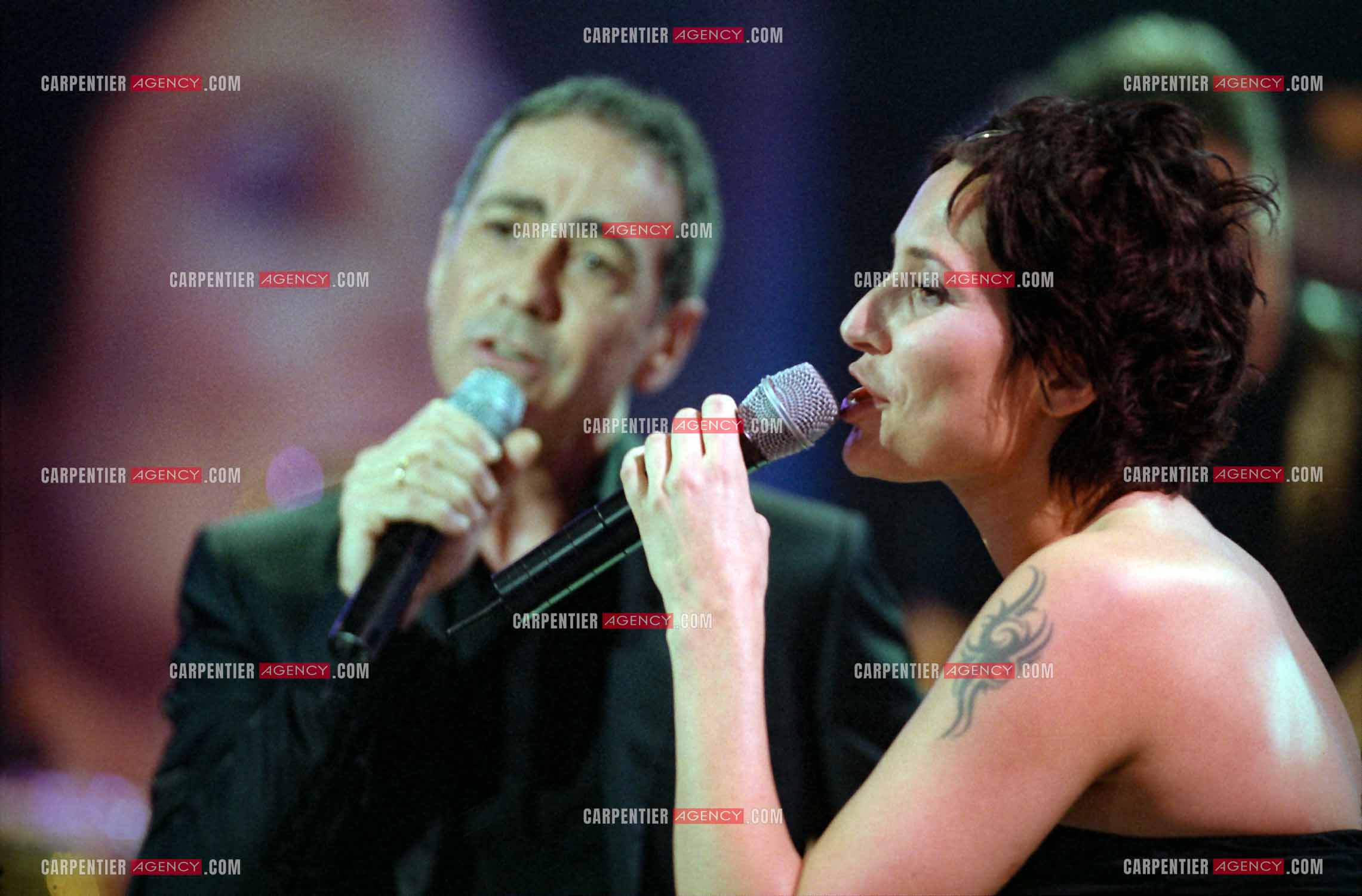 La chanteuse Isabelle Marie Anne de Truchis de Varennes dite Zazie lors d'un duo avec le chanteur Alain Chamfort dans l'émission pour l'association " ELA “ le 13 mars 2002.  ( Exclusif )