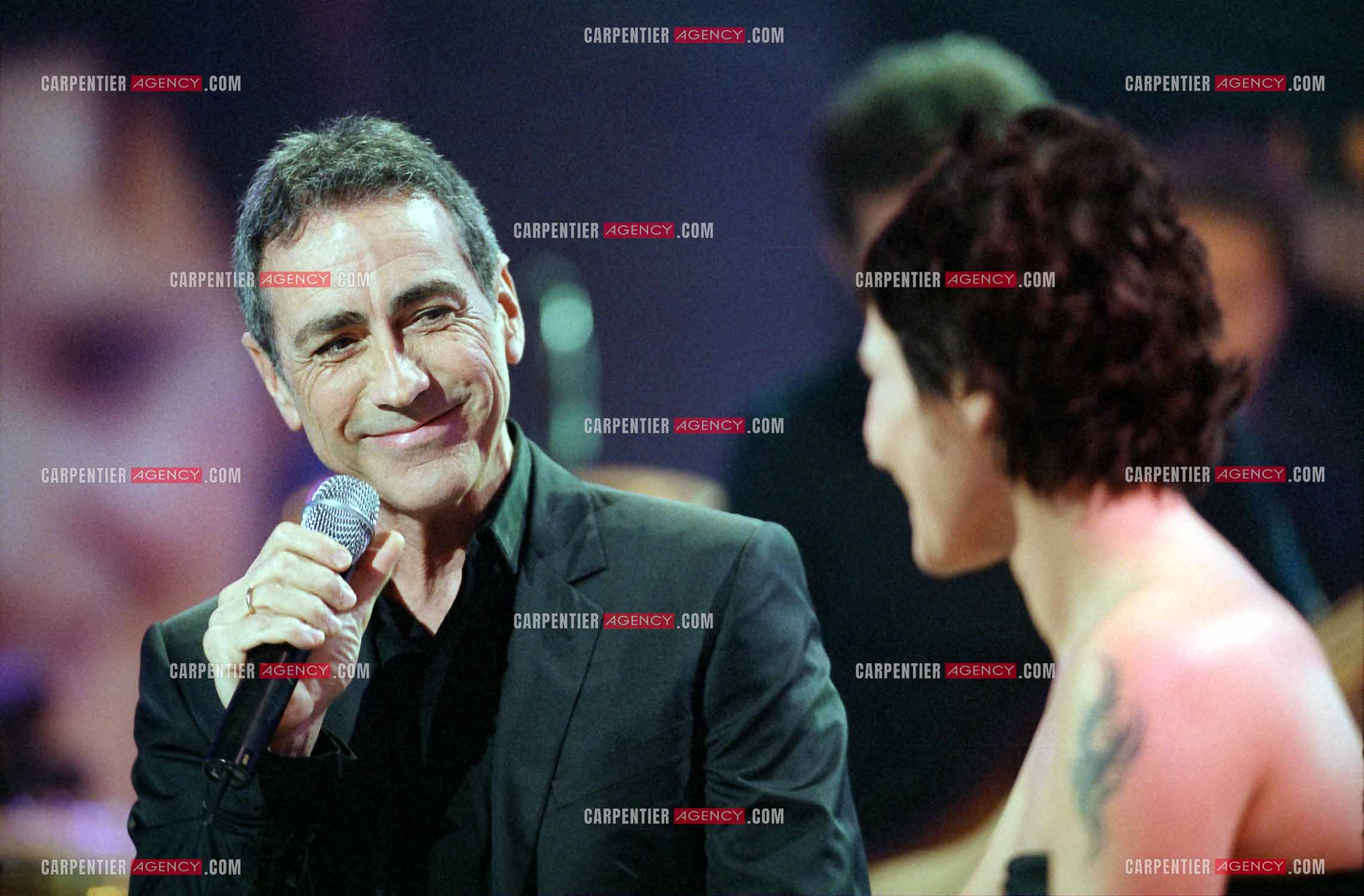 La chanteuse Isabelle Marie Anne de Truchis de Varennes dite Zazie lors d'un duo avec le chanteur Alain Chamfort dans l'émission pour l'association " ELA “ le 13 mars 2002.  ( Exclusif )