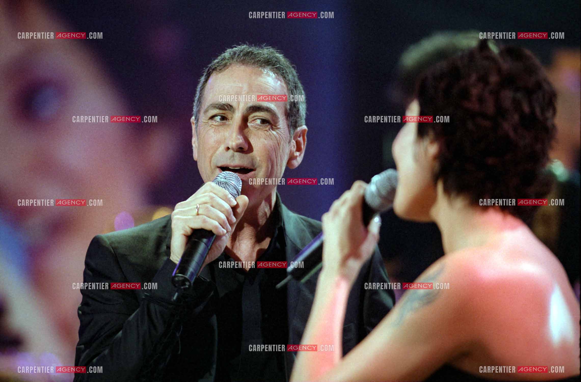La chanteuse Isabelle Marie Anne de Truchis de Varennes dite Zazie lors d'un duo avec le chanteur Alain Chamfort dans l'émission pour l'association " ELA “ le 13 mars 2002.  ( Exclusif )