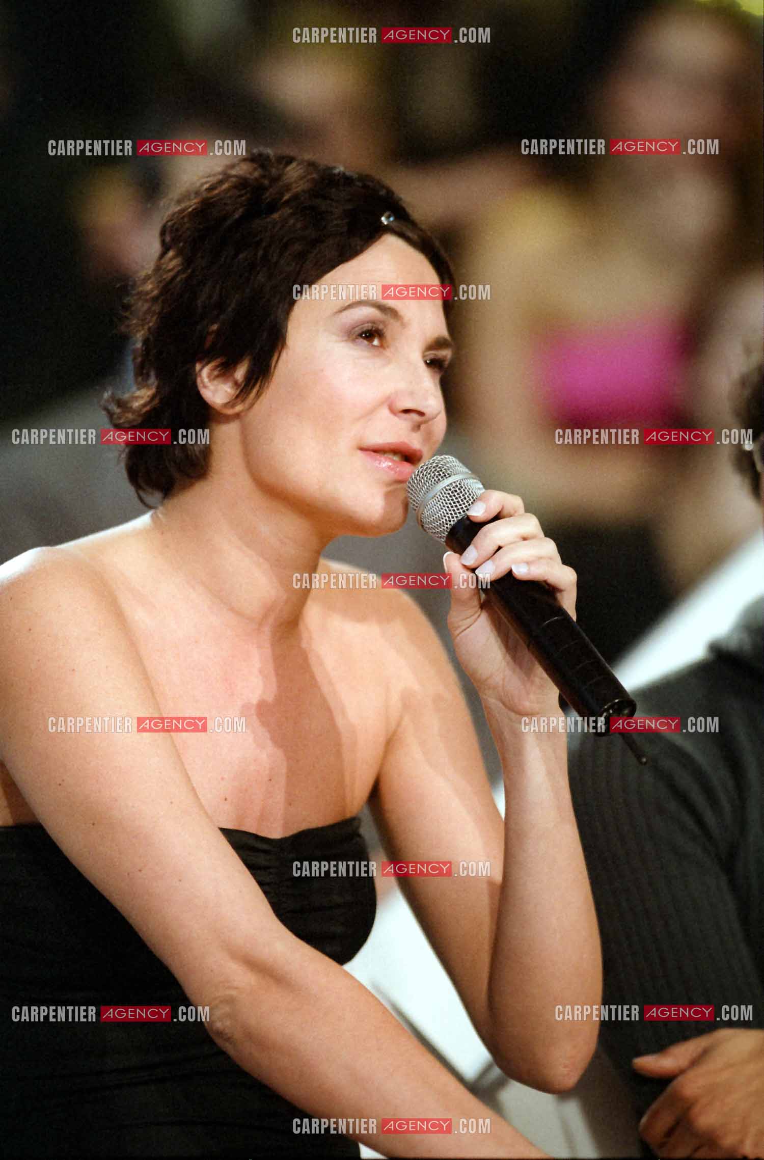 La chanteuse Isabelle Marie Anne de Truchis de Varennes dite Zazie invitée de  l'émission pour l'association " ELA “ le 13 mars 2002.            ( Exclusif )