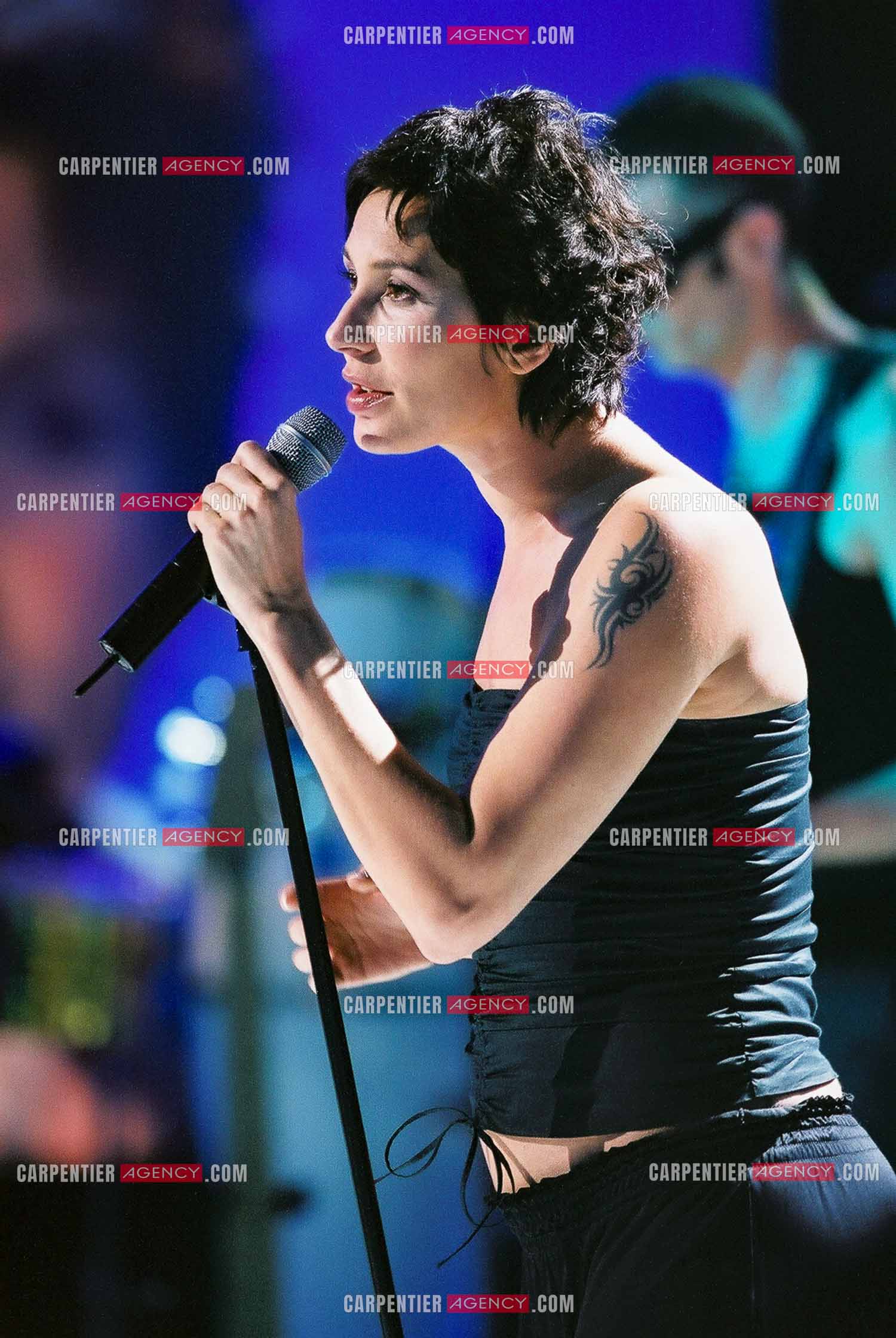 La chanteuse Isabelle Marie Anne de Truchis de Varennes dite Zazie invitée de  l'émission pour l'association " ELA “ le 13 mars 2002.            ( Exclusif )