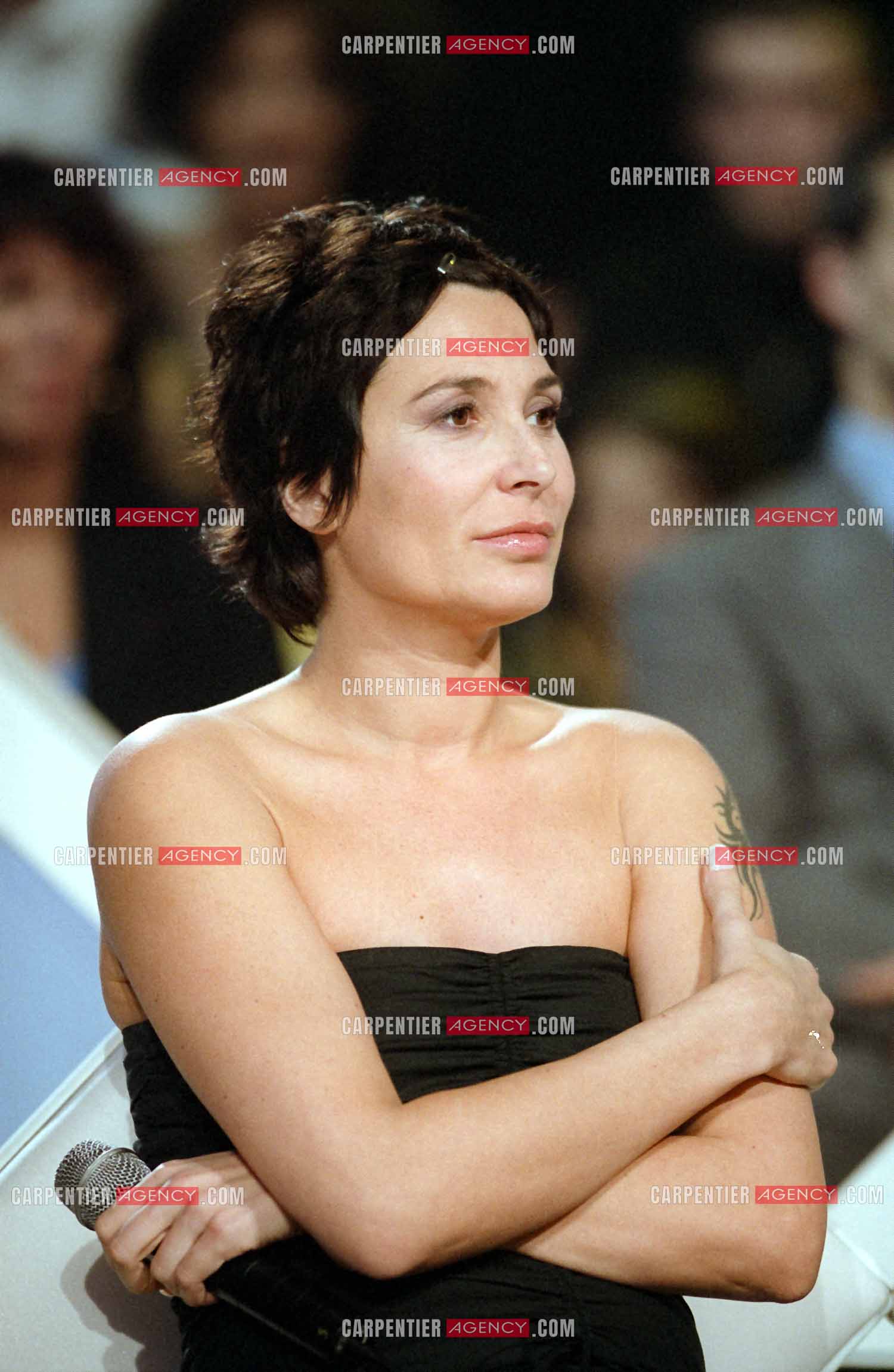La chanteuse Isabelle Marie Anne de Truchis de Varennes dite Zazie invitée de  l'émission pour l'association " ELA “ le 13 mars 2002.            ( Exclusif )