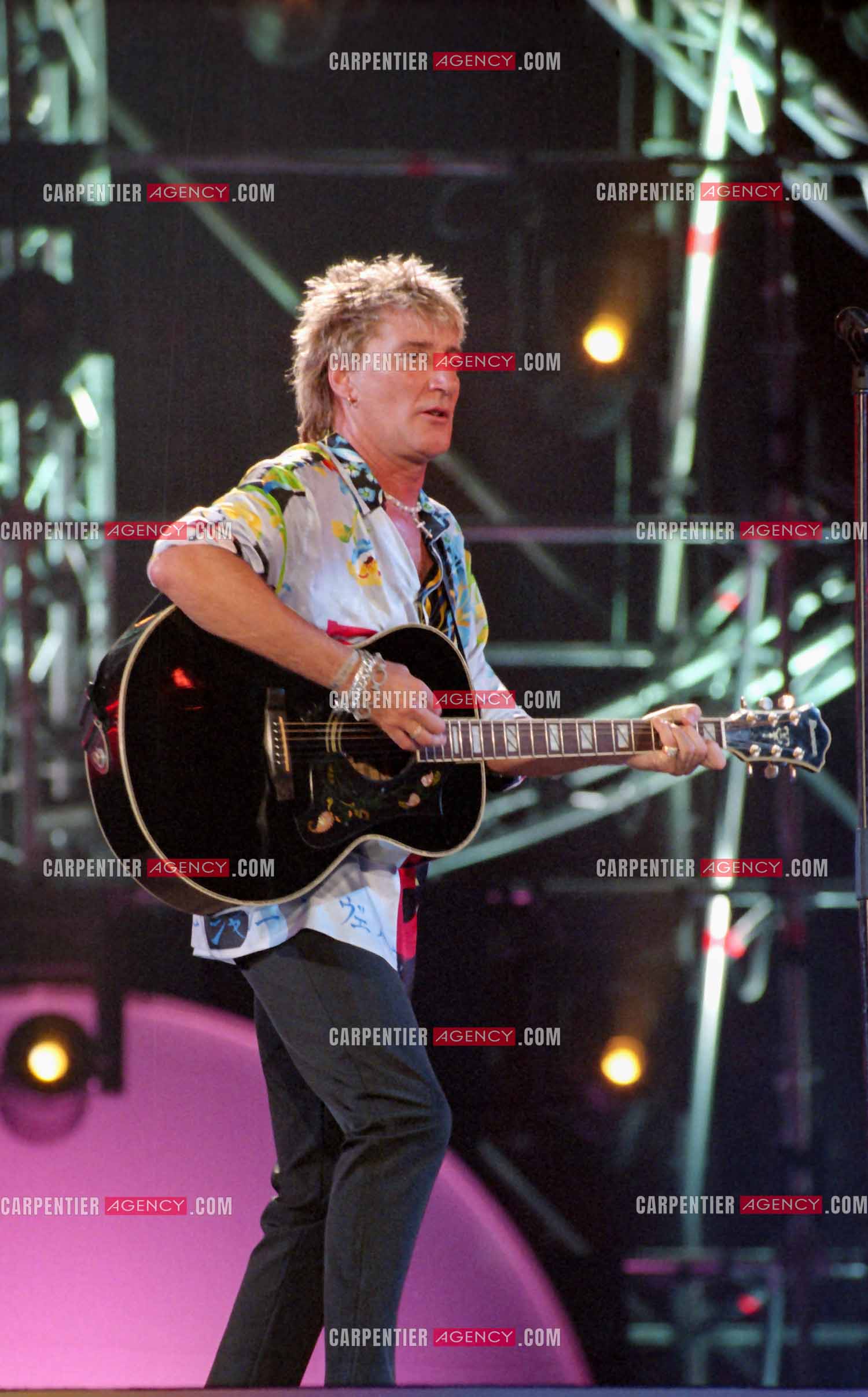 Enregistrement de l'émission "La Fureur de Bercy" pour TF1 le 20 juin 1998. Le chanteur Britannique Rod Stewart.