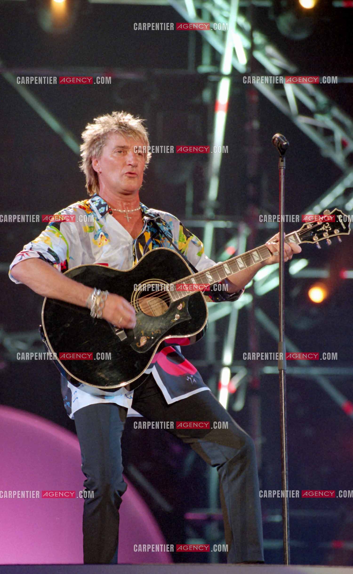 Enregistrement de l'émission "La Fureur de Bercy" pour TF1 le 20 juin 1998. Le chanteur Britannique Rod Stewart.
