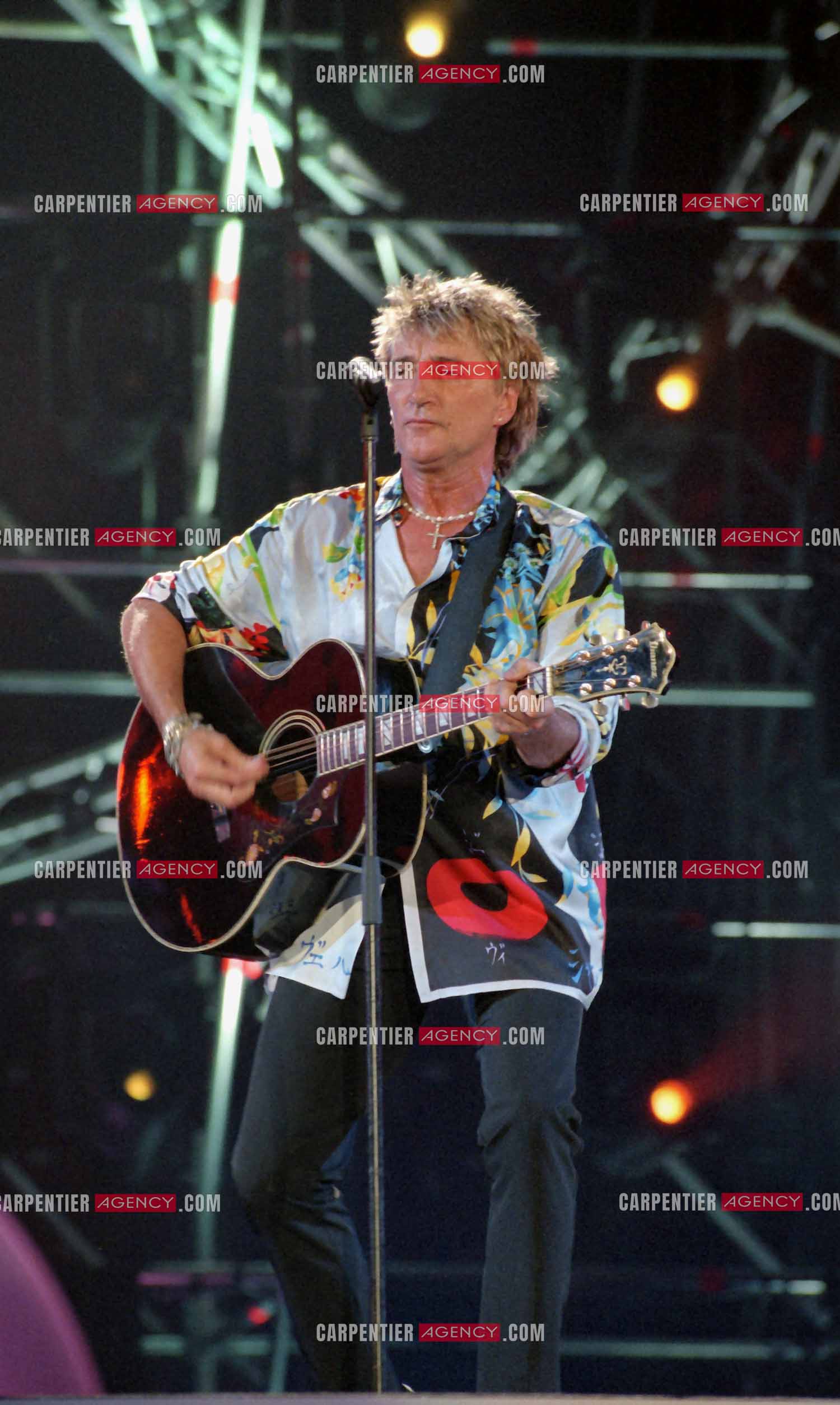 Enregistrement de l'émission "La Fureur de Bercy" pour TF1 le 20 juin 1998. Le chanteur Britannique Rod Stewart.