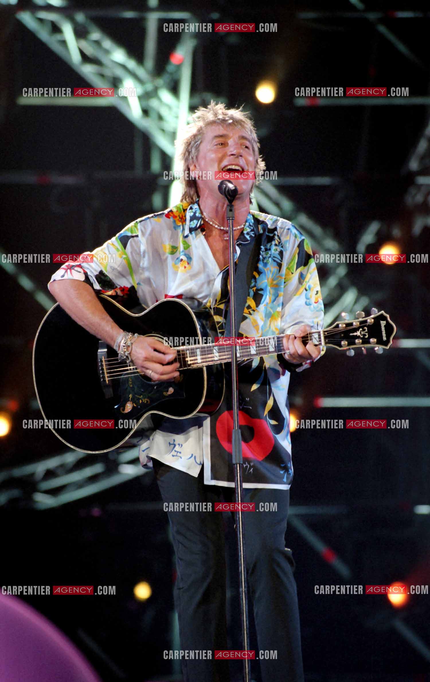 Enregistrement de l'émission "La Fureur de Bercy" pour TF1 le 20 juin 1998. Le chanteur Britannique Rod Stewart.