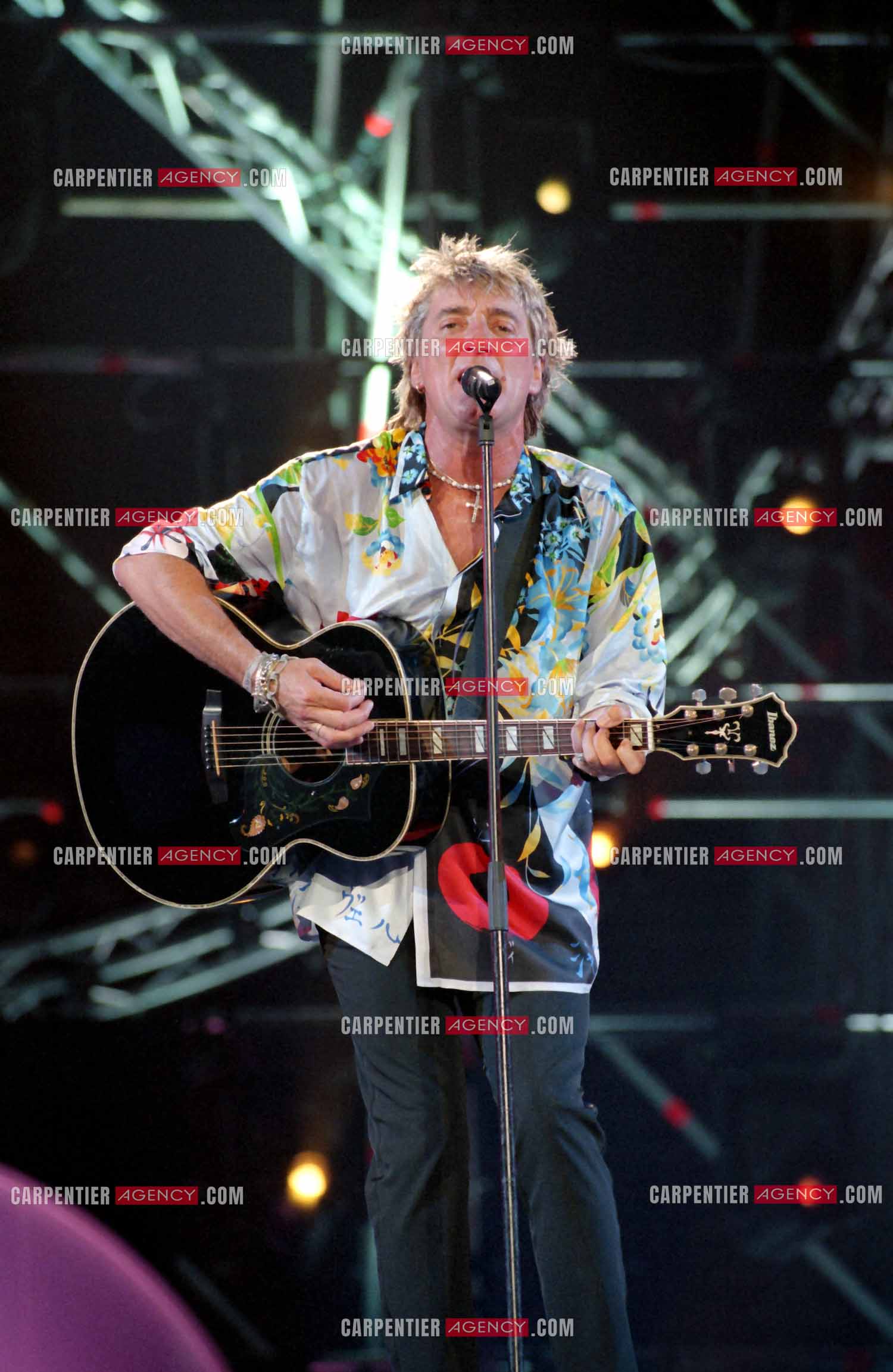 Enregistrement de l'émission "La Fureur de Bercy" pour TF1 le 20 juin 1998. Le chanteur Britannique Rod Stewart.