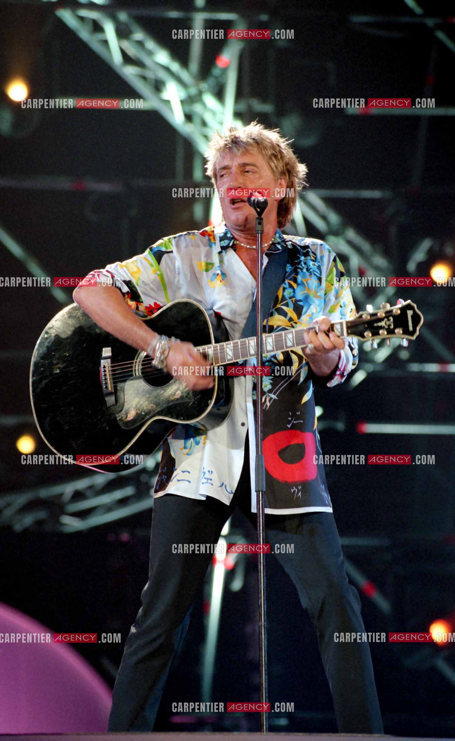 Enregistrement de l'émission "La Fureur de Bercy" pour TF1 le 20 juin 1998. Le chanteur Britannique Rod Stewart.