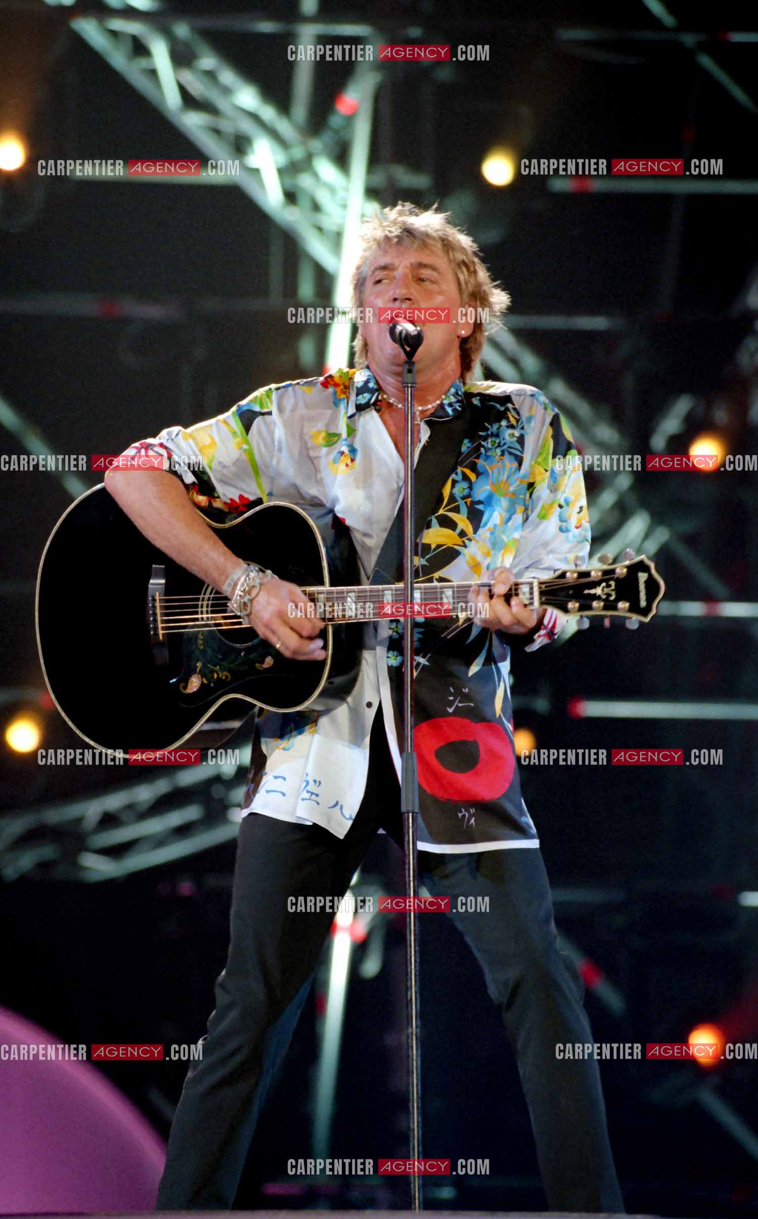 Enregistrement de l'émission "La Fureur de Bercy" pour TF1 le 20 juin 1998. Le chanteur Britannique Rod Stewart.