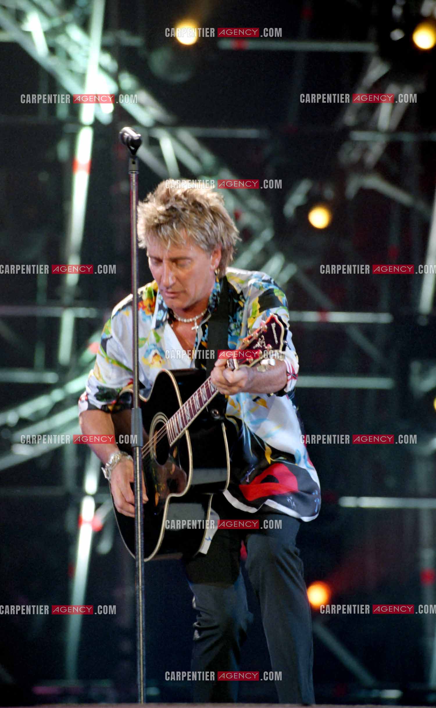 Enregistrement de l'émission "La Fureur de Bercy" pour TF1 le 20 juin 1998. Le chanteur Britannique Rod Stewart.