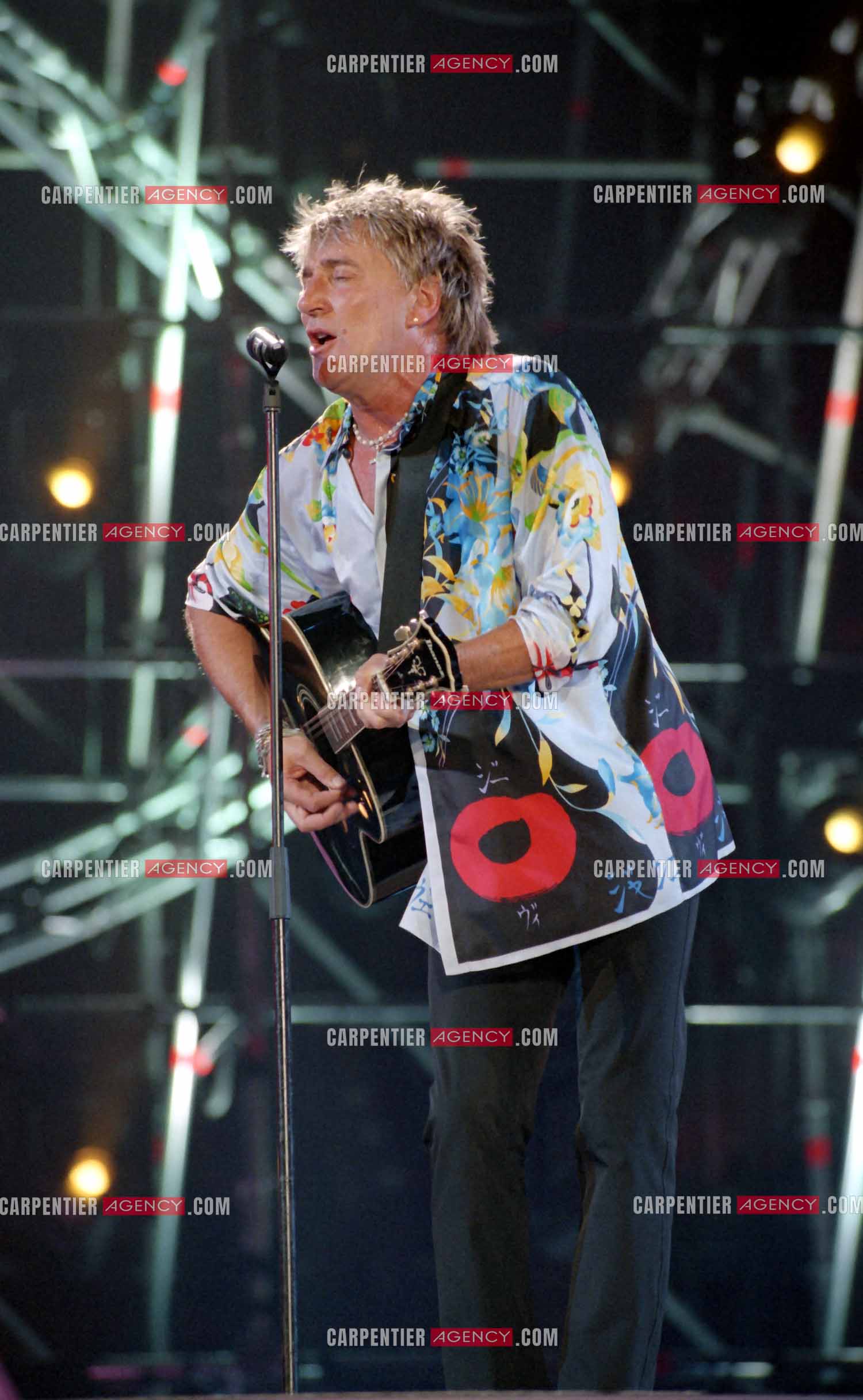 Enregistrement de l'émission "La Fureur de Bercy" pour TF1 le 20 juin 1998. Le chanteur Britannique Rod Stewart.