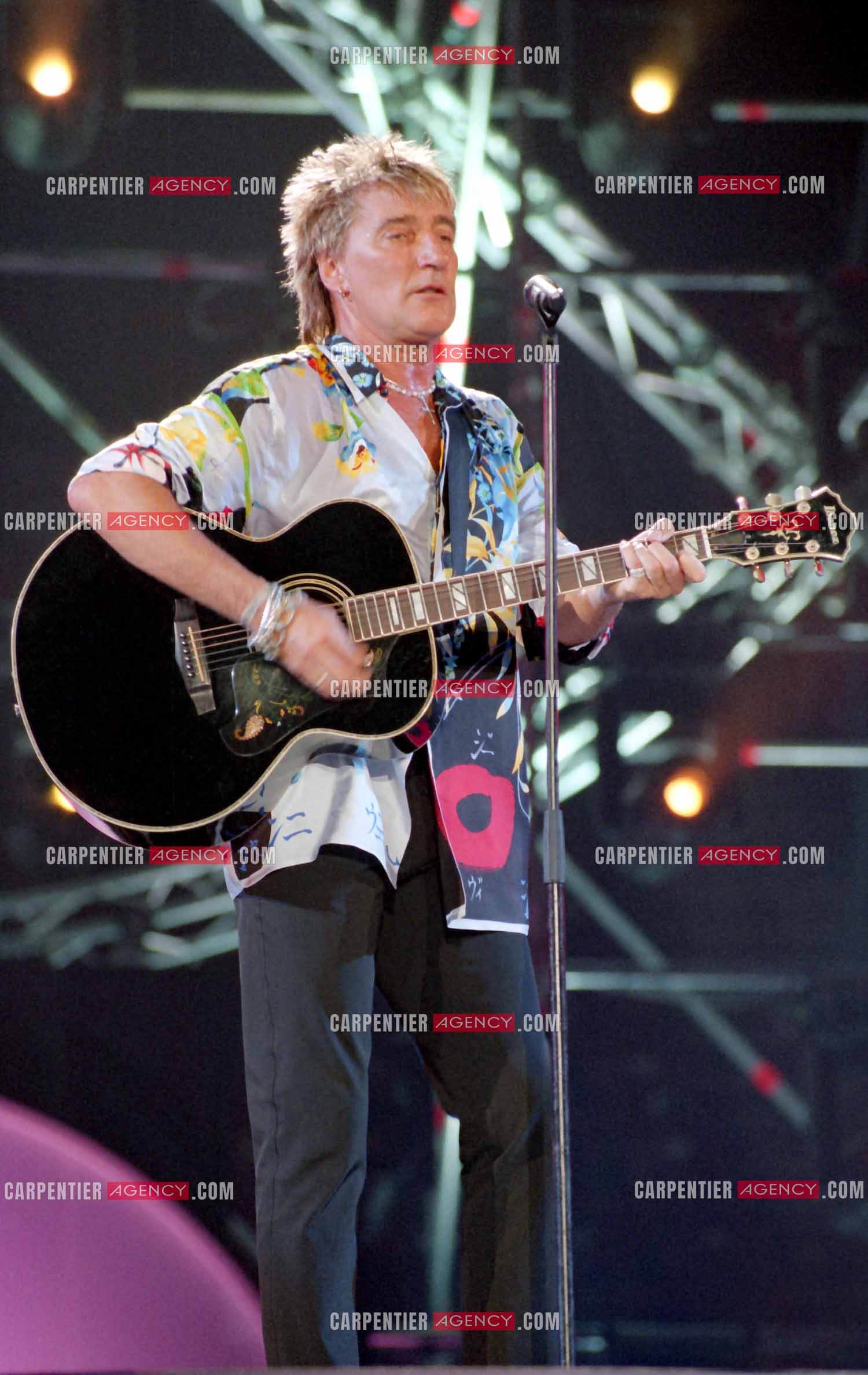 Enregistrement de l'émission "La Fureur de Bercy" pour TF1 le 20 juin 1998. Le chanteur Britannique Rod Stewart.