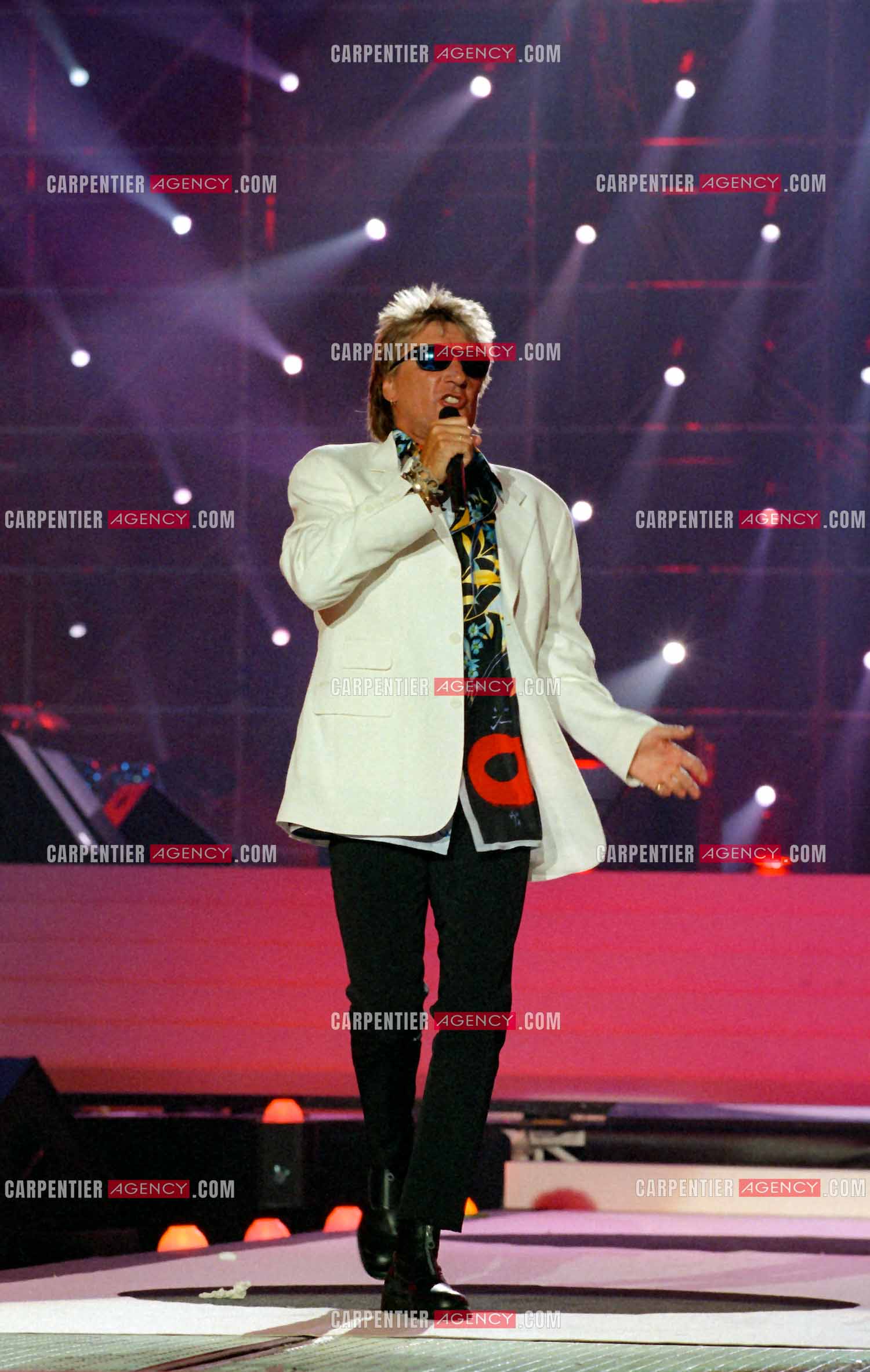Enregistrement de l'émission "La Fureur de Bercy" pour TF1 le 20 juin 1998. Le chanteur Britannique Rod Stewart.