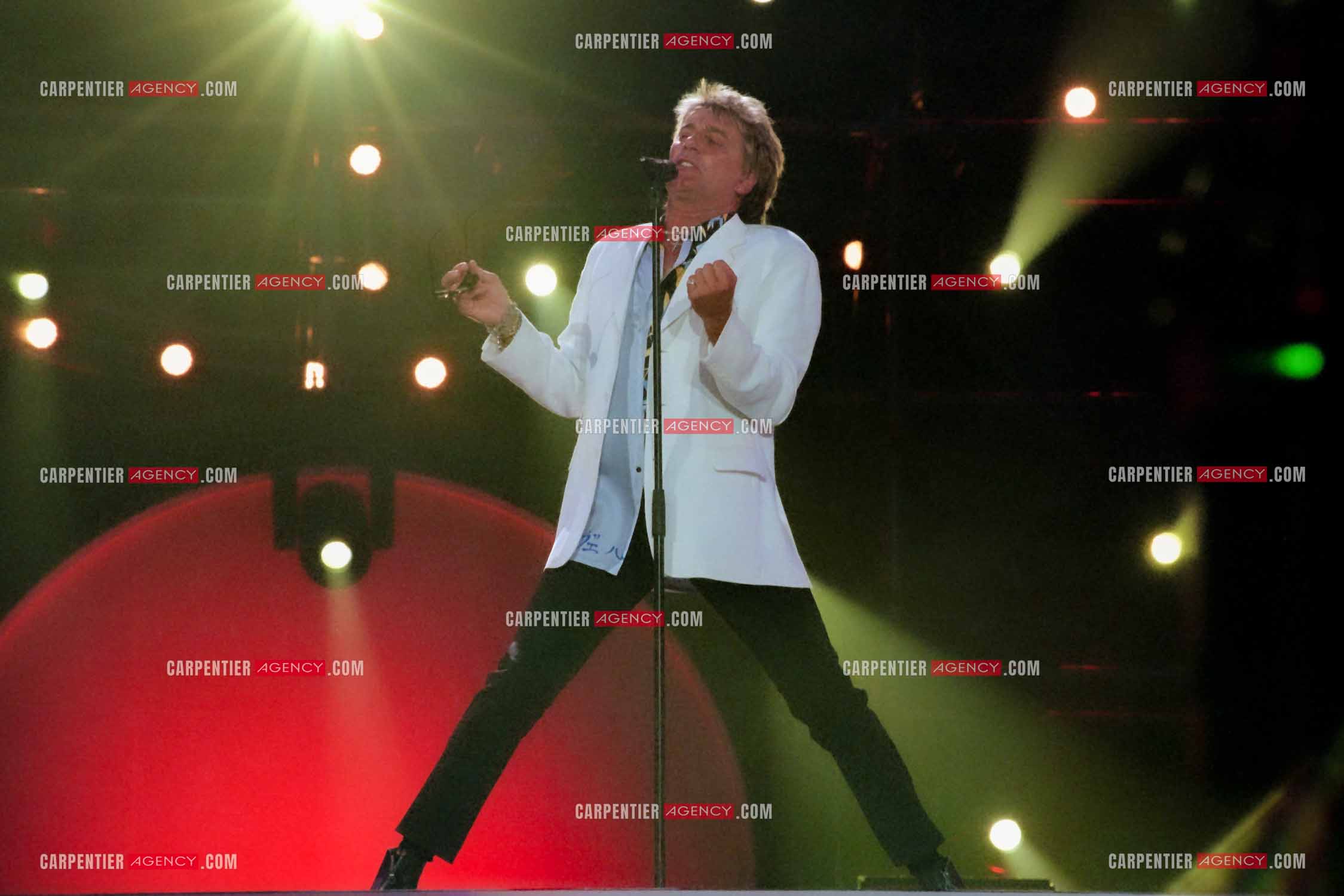 Enregistrement de l'émission "La Fureur de Bercy" pour TF1 le 20 juin 1998. Le chanteur Britannique Rod Stewart.