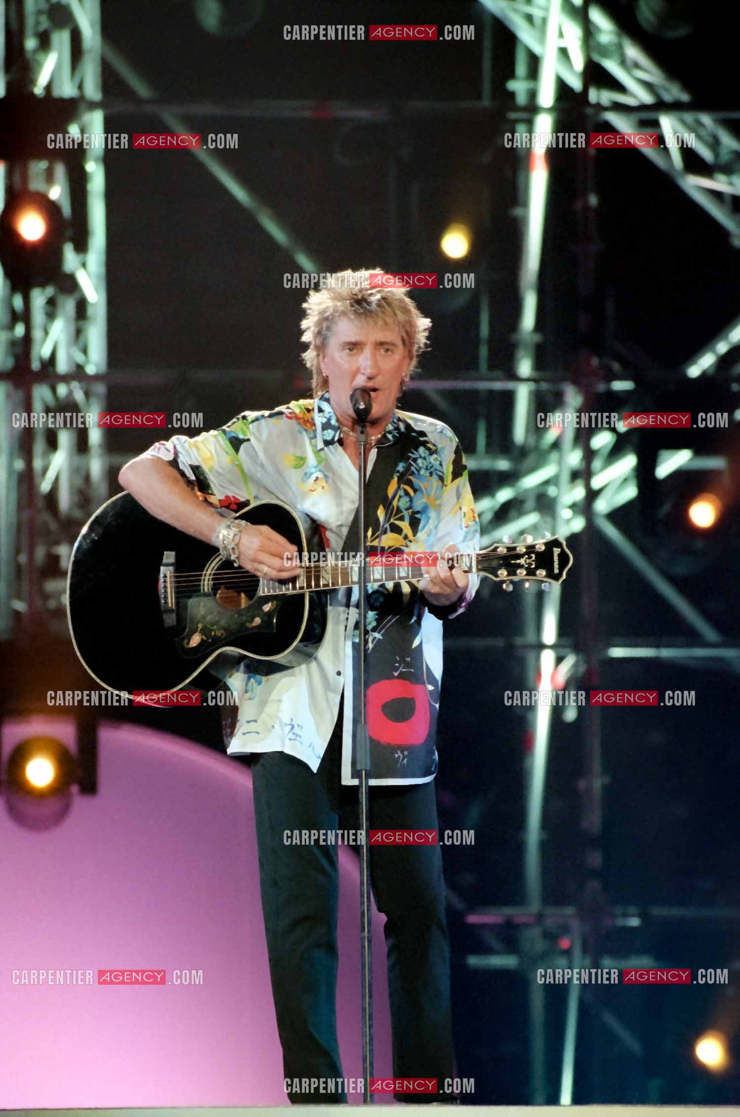 Enregistrement de l'émission "La Fureur de Bercy" pour TF1 le 20 juin 1998. Le chanteur Britannique Rod Stewart.