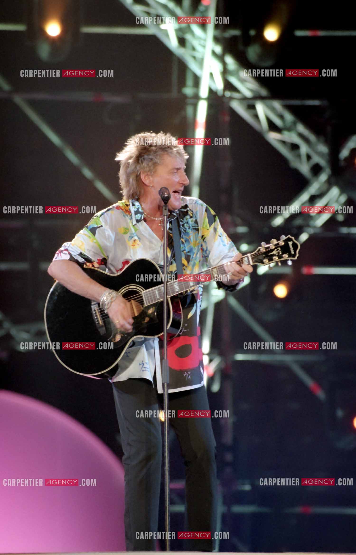 Enregistrement de l'émission "La Fureur de Bercy" pour TF1 le 20 juin 1998. Le chanteur Britannique Rod Stewart.