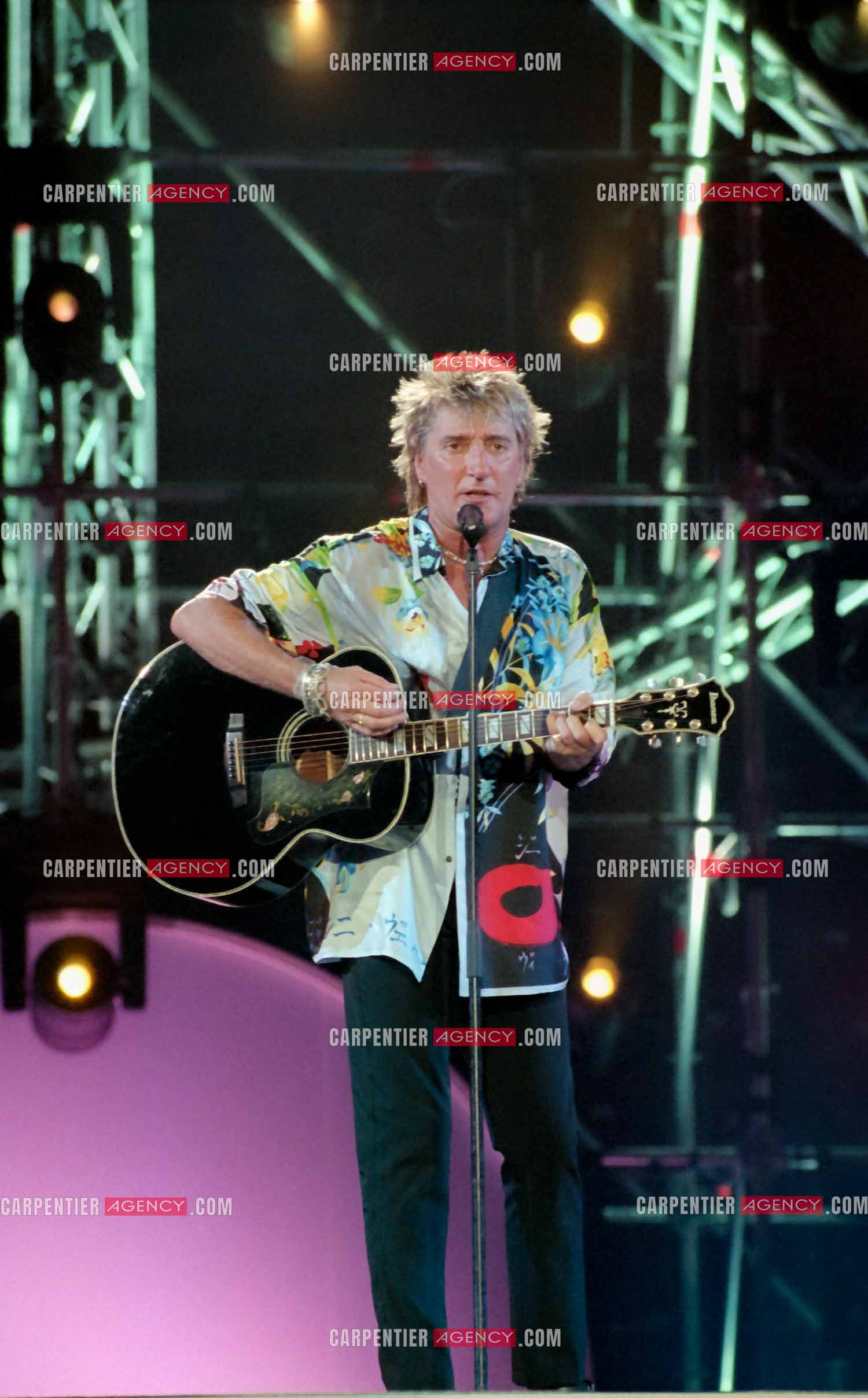 Enregistrement de l'émission "La Fureur de Bercy" pour TF1 le 20 juin 1998. Le chanteur Britannique Rod Stewart.
